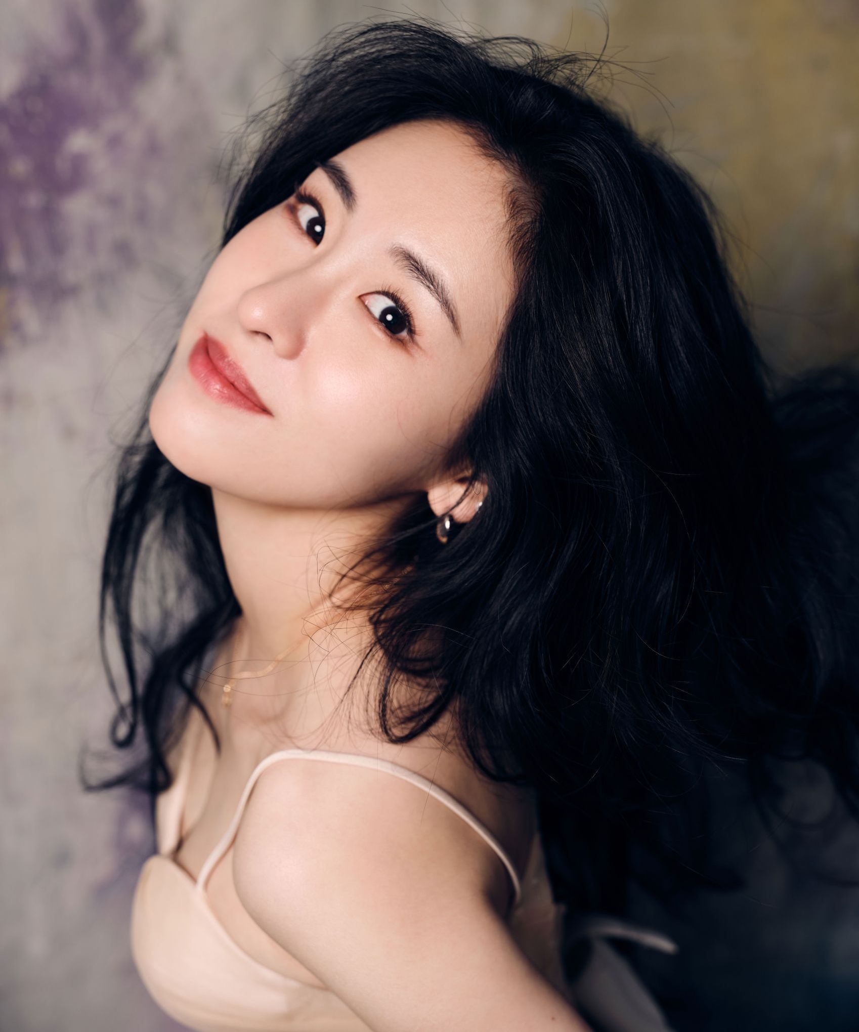 张碧晨浅金色吊带连衣裙写真,恬静温婉,美艳动人!_高清图集_新浪网