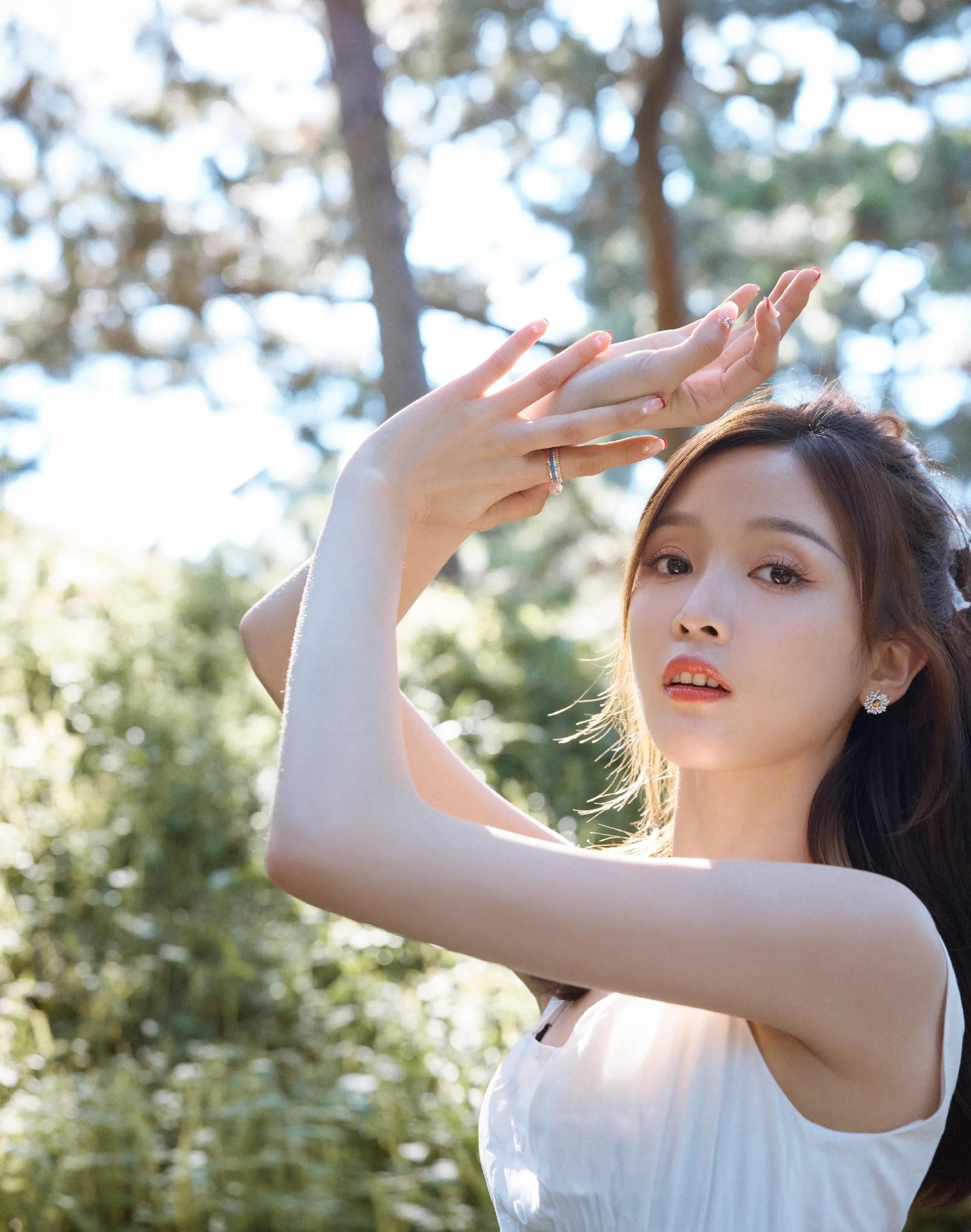 吴宣仪纯白吊带裙写真,清纯甜美,灵动温柔!_高清图集_新浪网