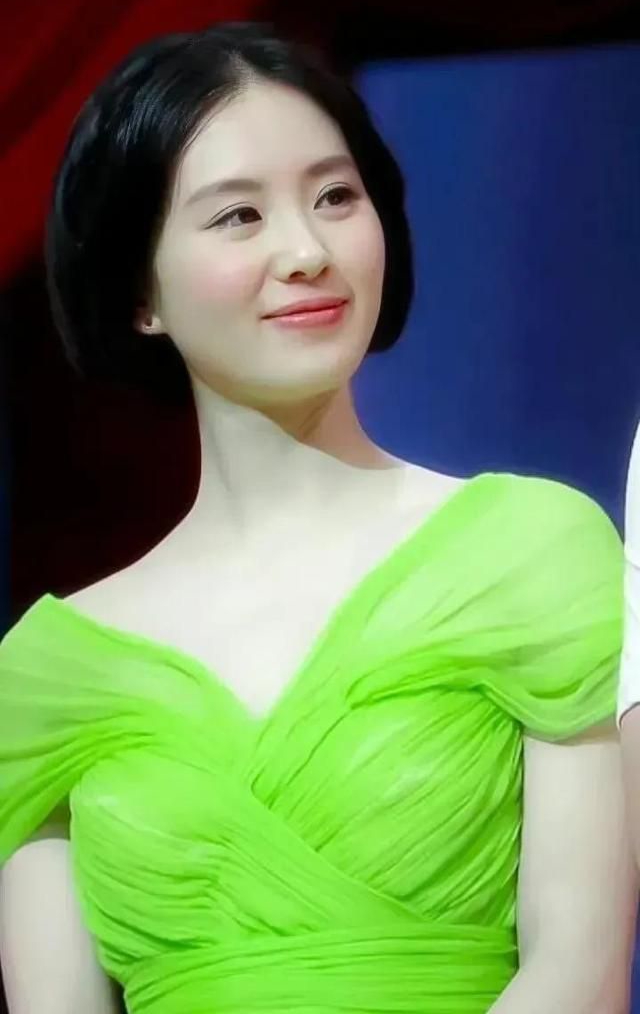 刘诗诗果绿色v领连衣裙,好美!__财经头条