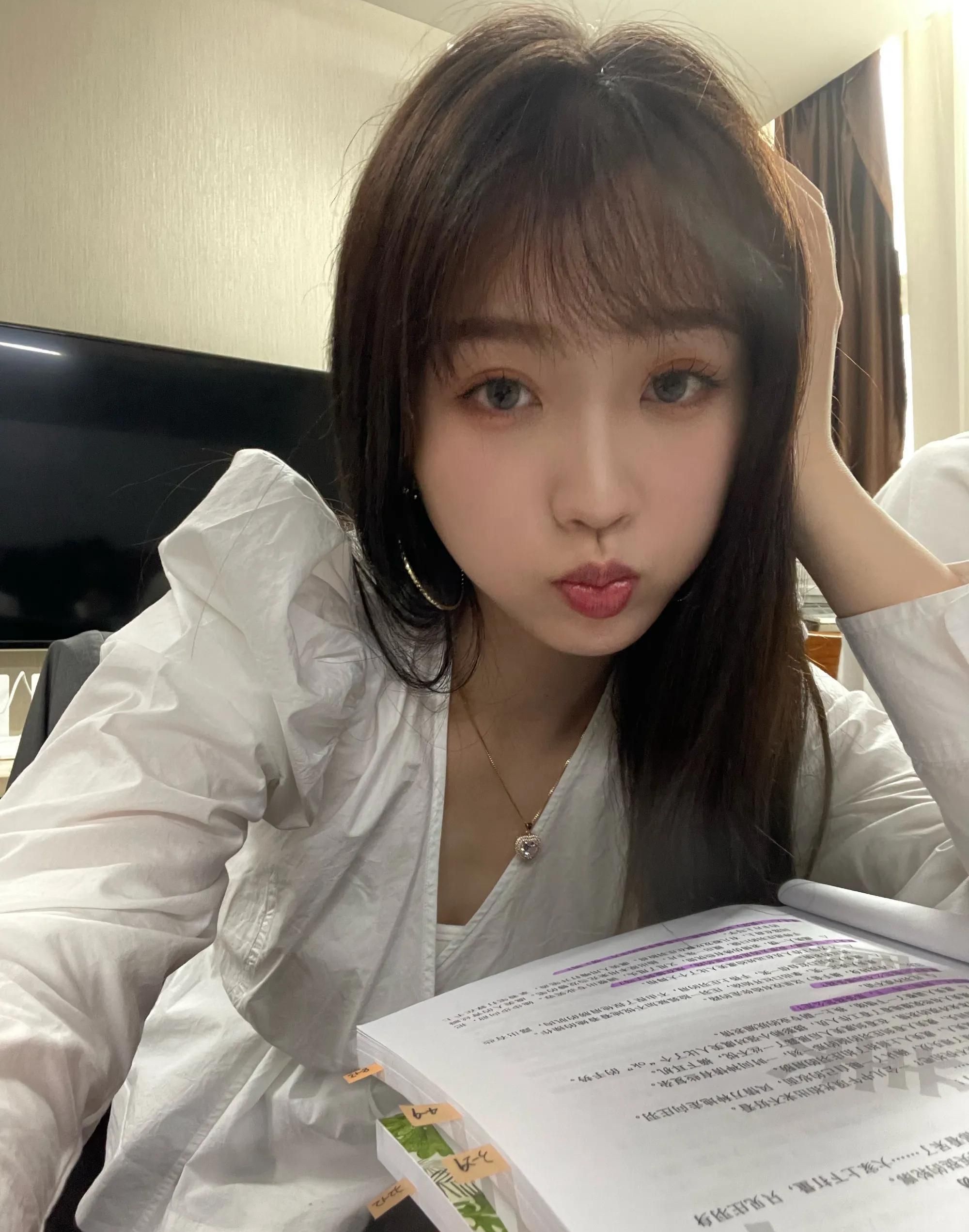 虞书欣嘟嘴的样子,甜美可爱,楚楚可人!__财经头条