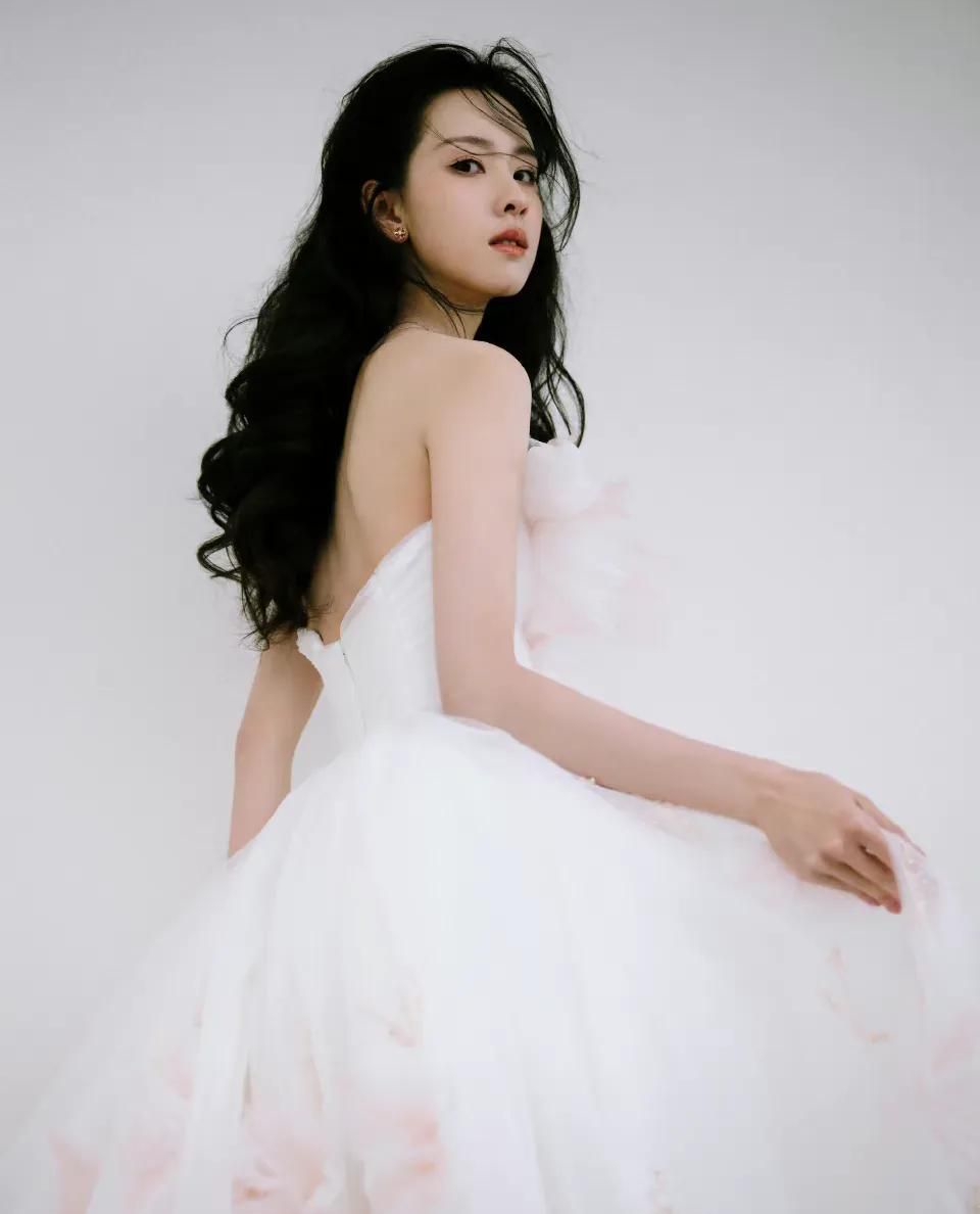 陈都灵穿白色立体花朵礼裙,仙气飘飘,优雅迷人!
