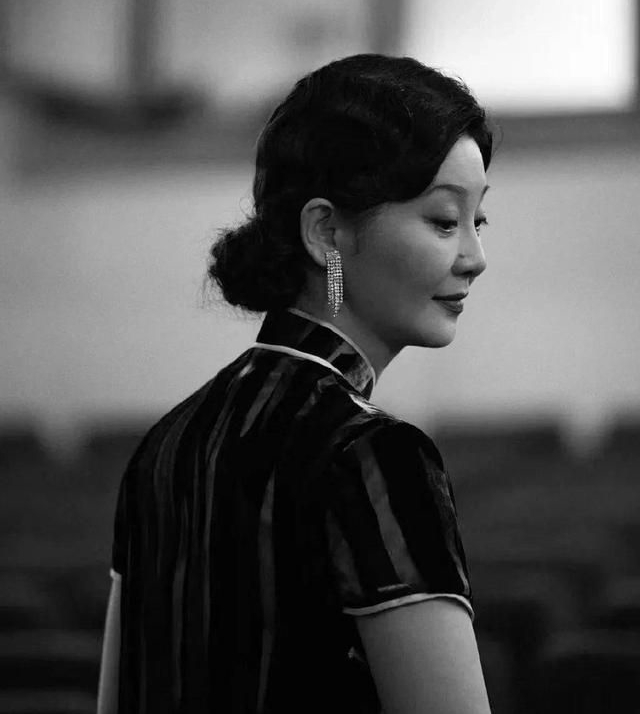 徐帆舞台照穿旗袍,韵味十足!__财经头条