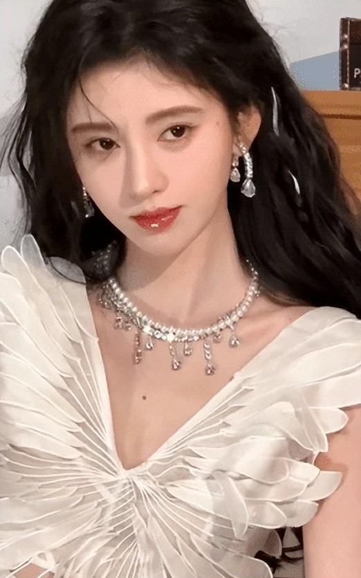 鞠婧祎妆容精致,明媚动人!__财经头条