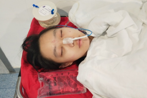 女儿住院的照片也公开了