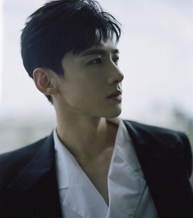 白敬亭,黑色西装写真!__财经头条