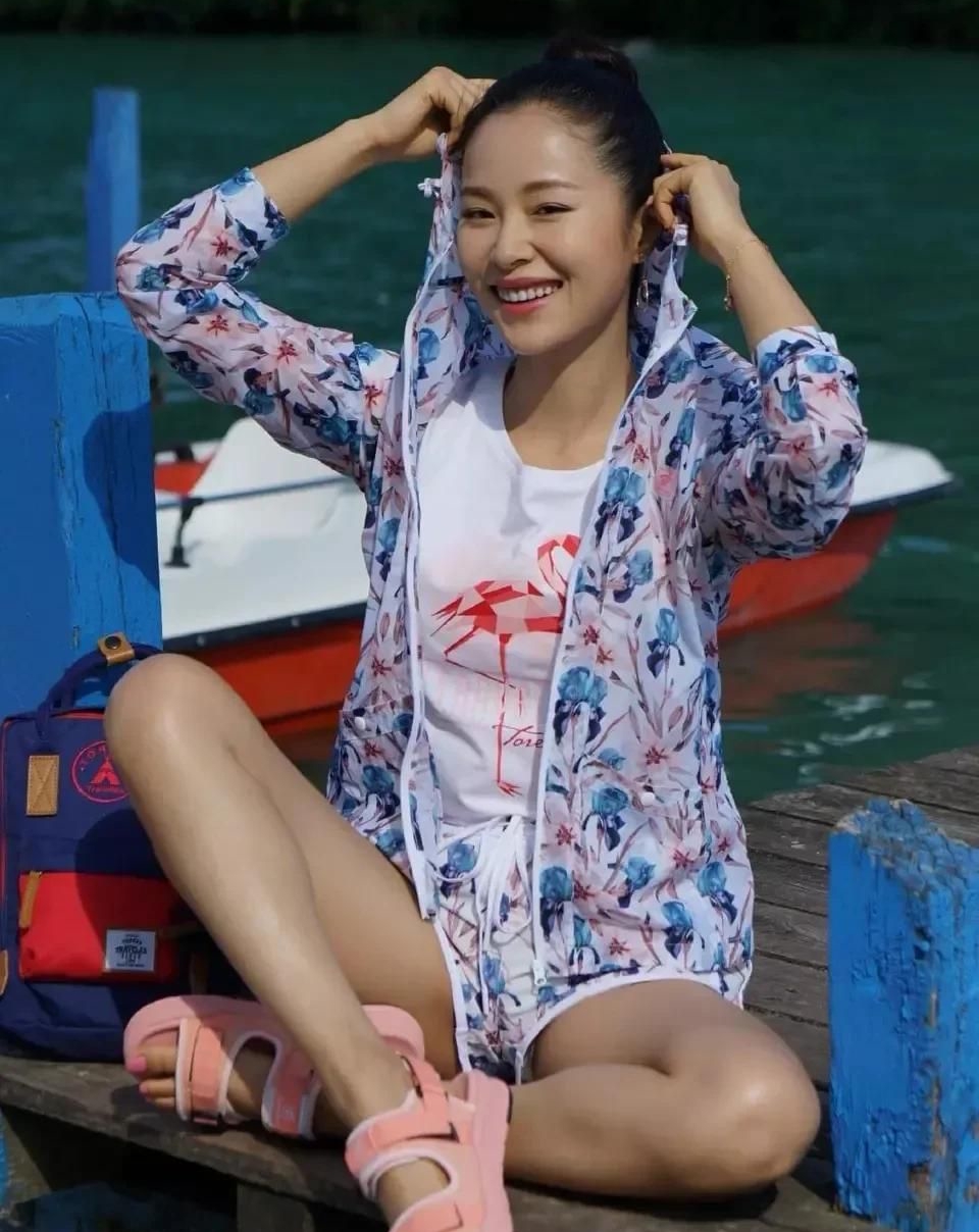 江一燕:美艳动人,文艺女神写真!