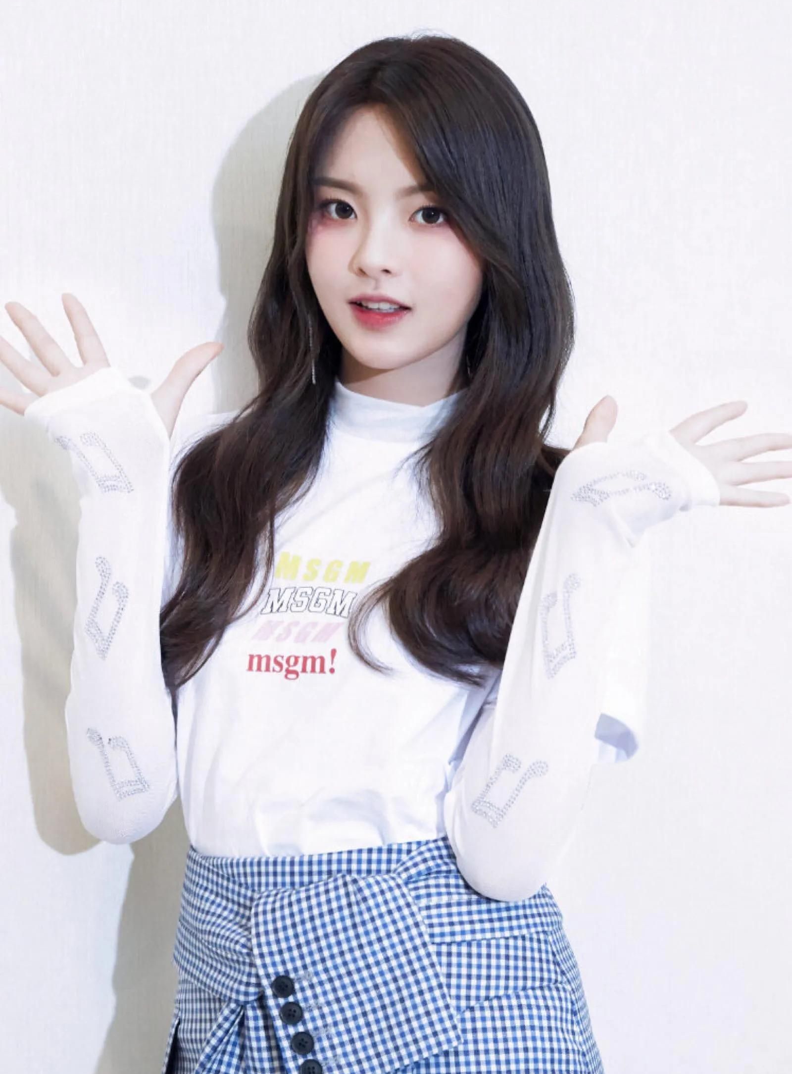 杨超越:甜美少女,楚楚动人!__财经头条