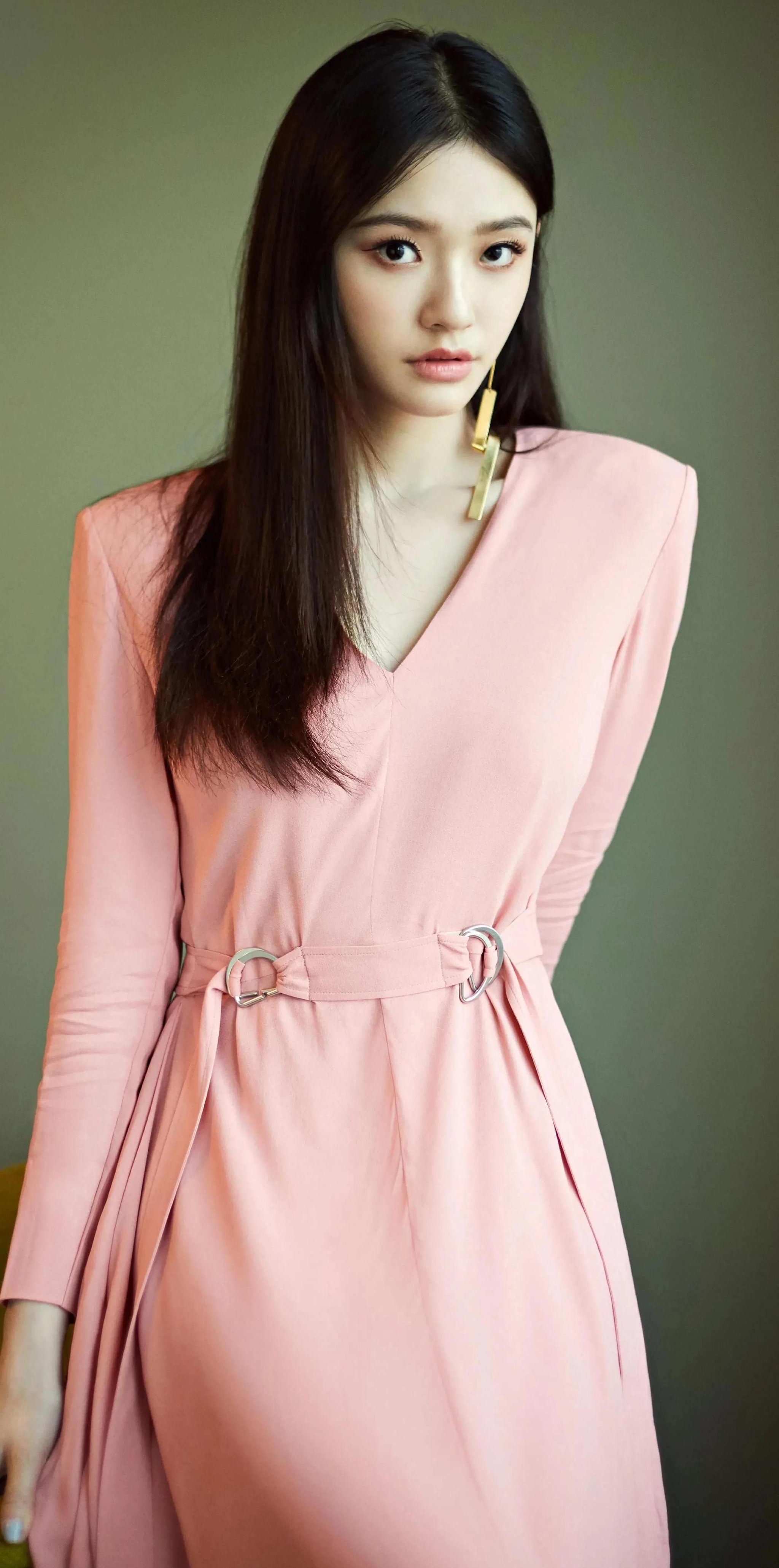 气质女神林允,优雅迷人!__财经头条