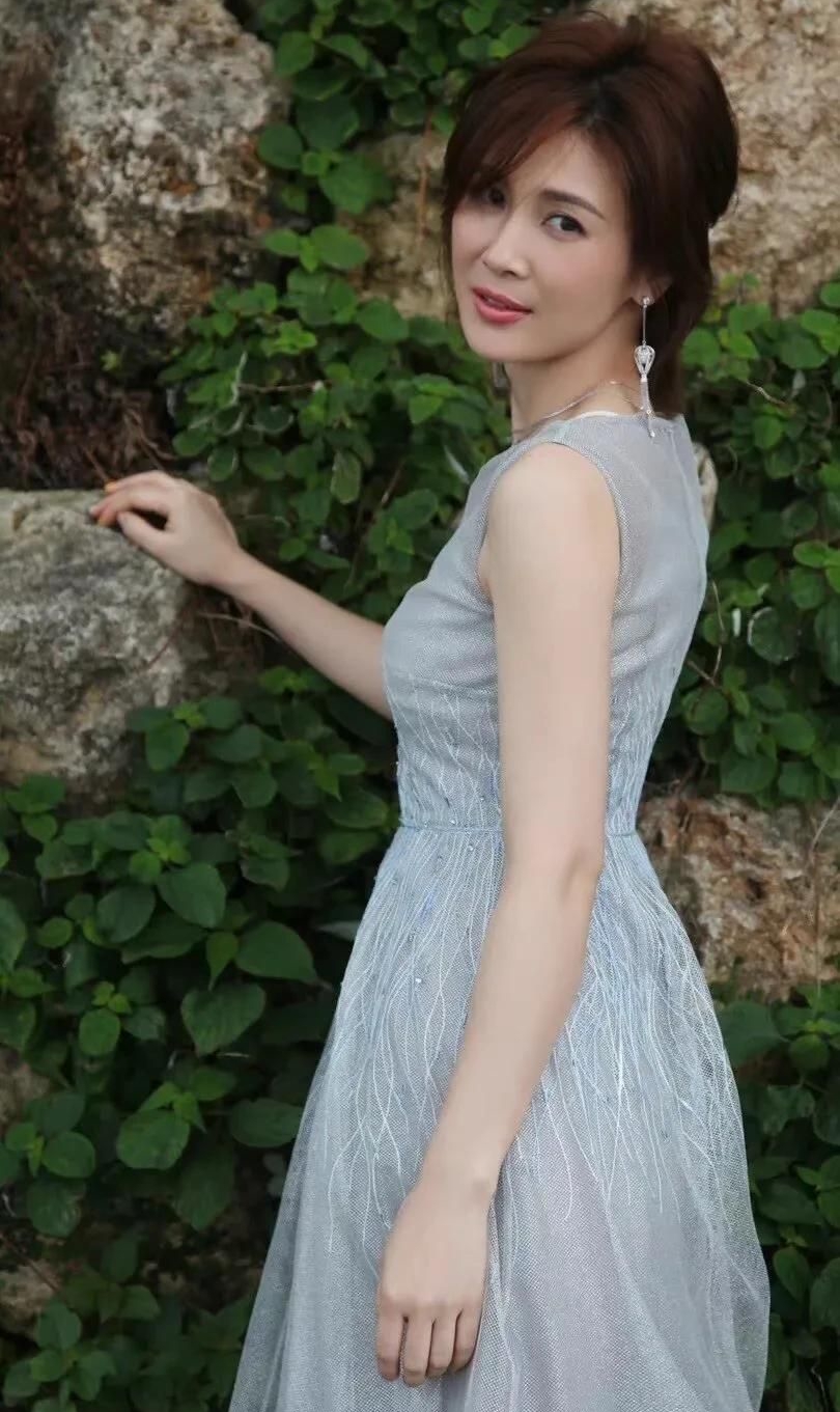 童蕾高清淡雅时尚写真,温婉可人!__财经头条