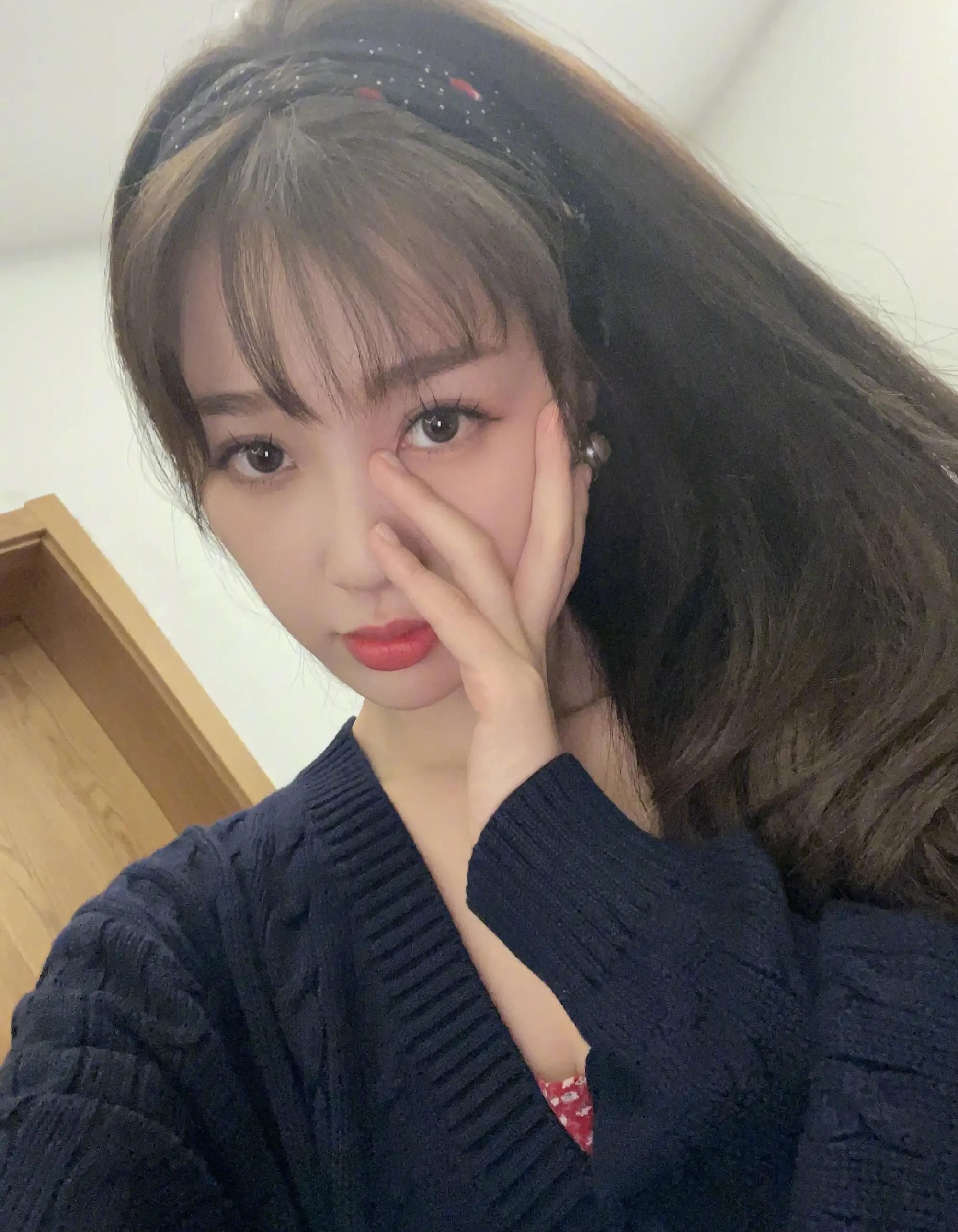 虞书欣嘟嘴的样子,甜美可爱,楚楚可人!__财经头条