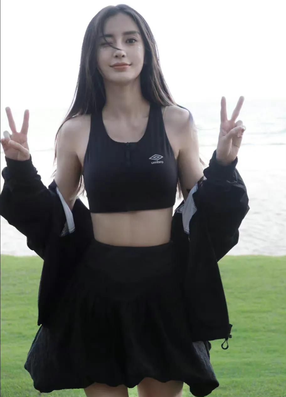 杨颖穿黑白休闲运动装大秀肌肉和小蛮腰,清纯甜美,楚楚动人!