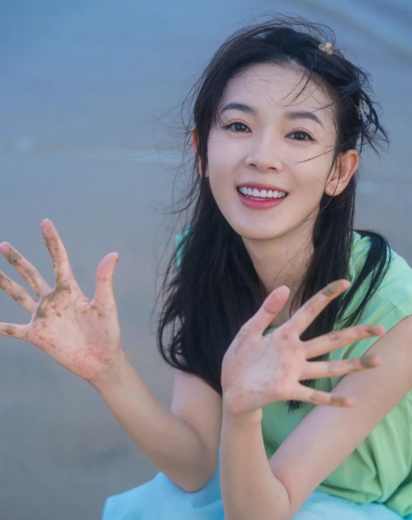 青春靓丽的陈瑶,清秀的面容,迷人的身姿,妩媚动人!__财经头条