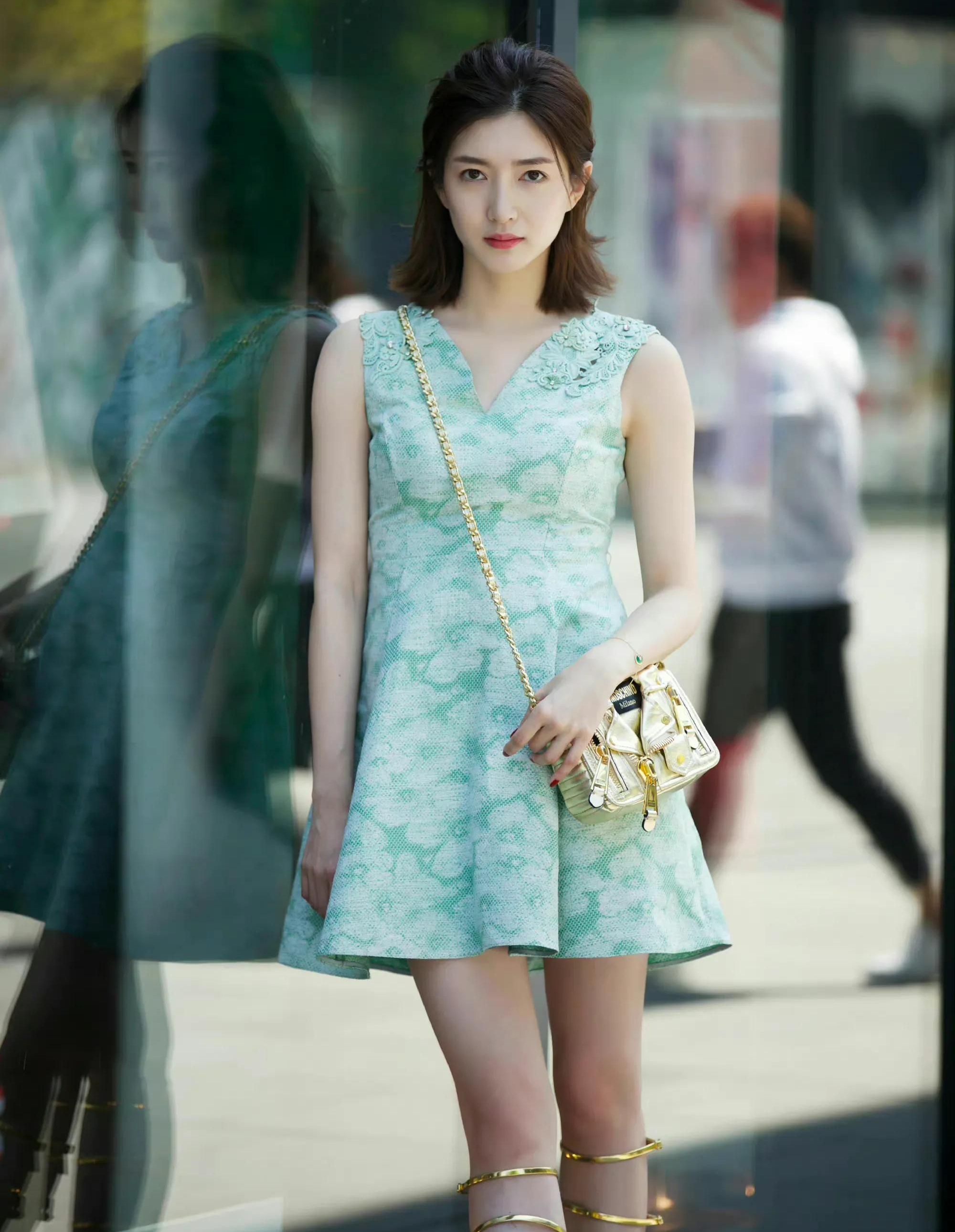 江疏影短发造型温柔美艳明艳动人