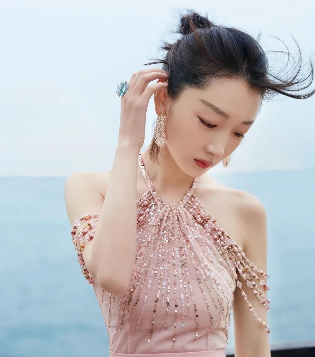 气质女神周冬雨,清纯可人!__财经头条