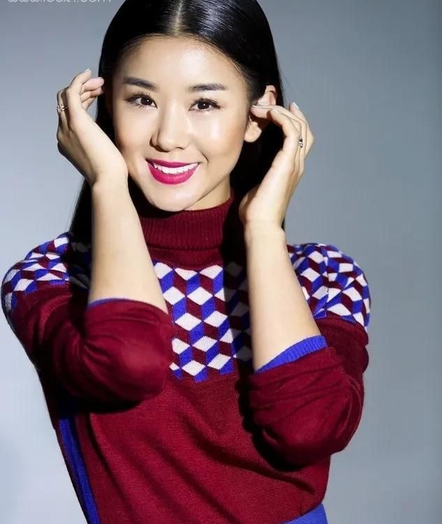 温柔秀丽的李小萌,优雅迷人,温婉秀雅的写真美图!__财经头条