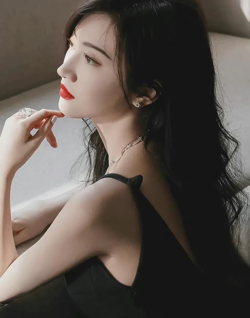 景甜人间富贵花樱桃小嘴红唇烈焰美艳动人