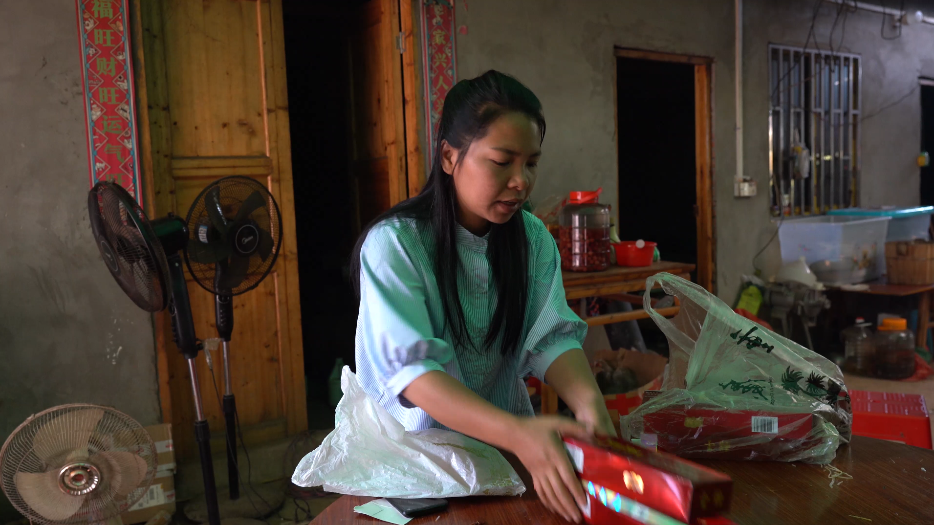 农村小英子厨房上瓦,村里邻居都过来帮忙,英子准备了红包给大家