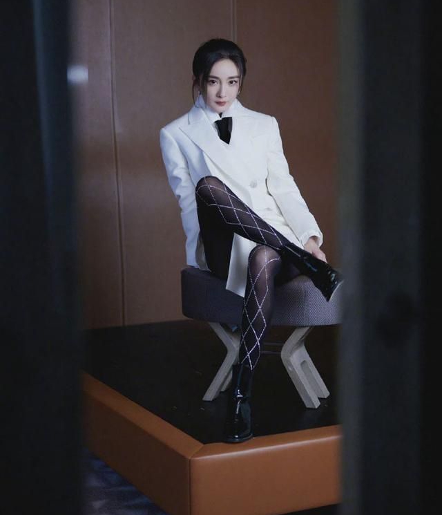 杨幂黑丝造型太绝,白衬衫搭配黑丝袜,美艳动人!__财经头条