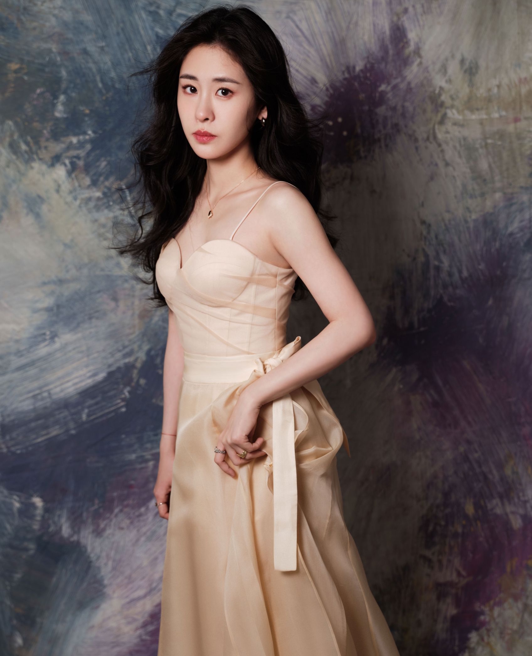 张碧晨浅金色吊带连衣裙写真,恬静温婉,优雅迷人!__财经头条