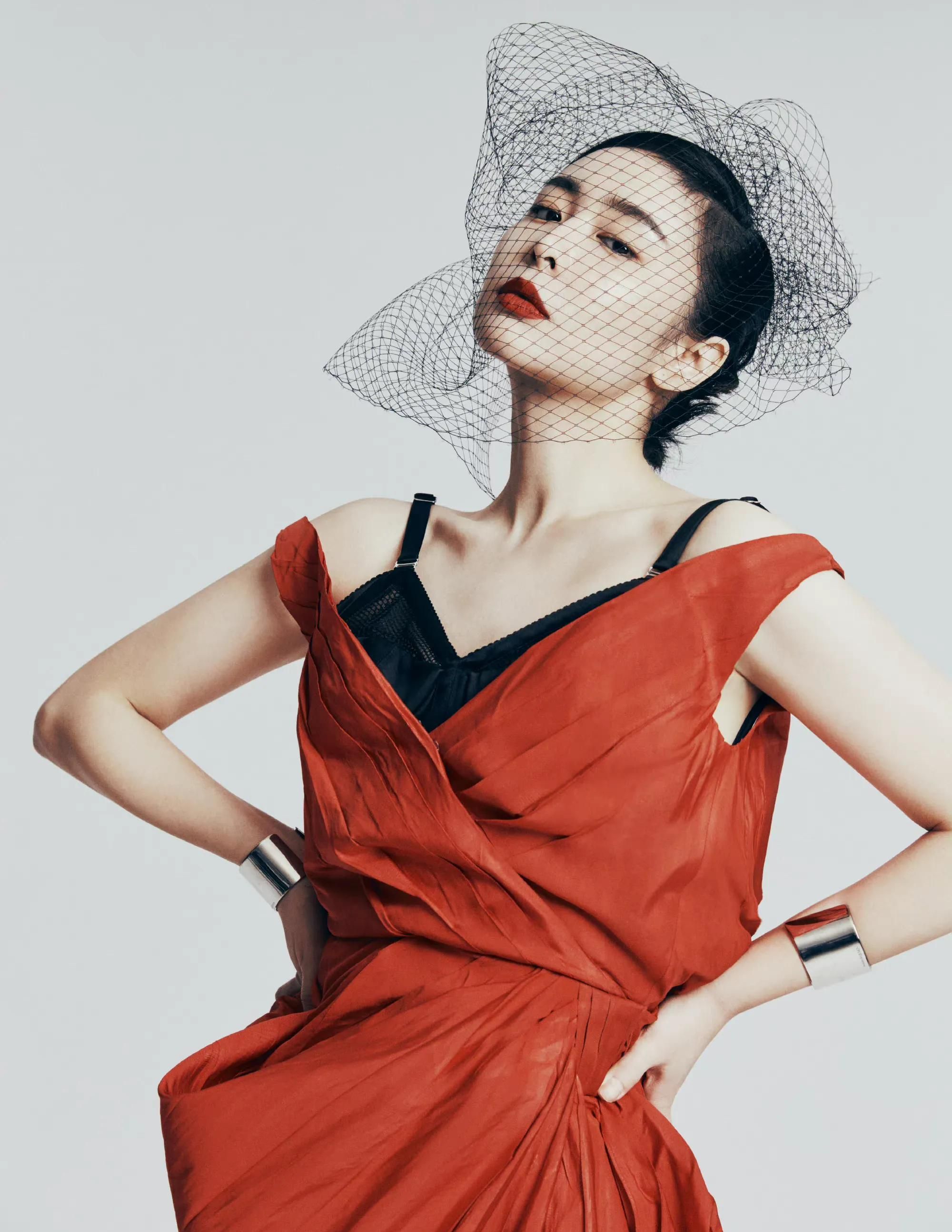 时尚俏丽的高叶,浓郁红唇,轻纱遮面,娇俏可人!