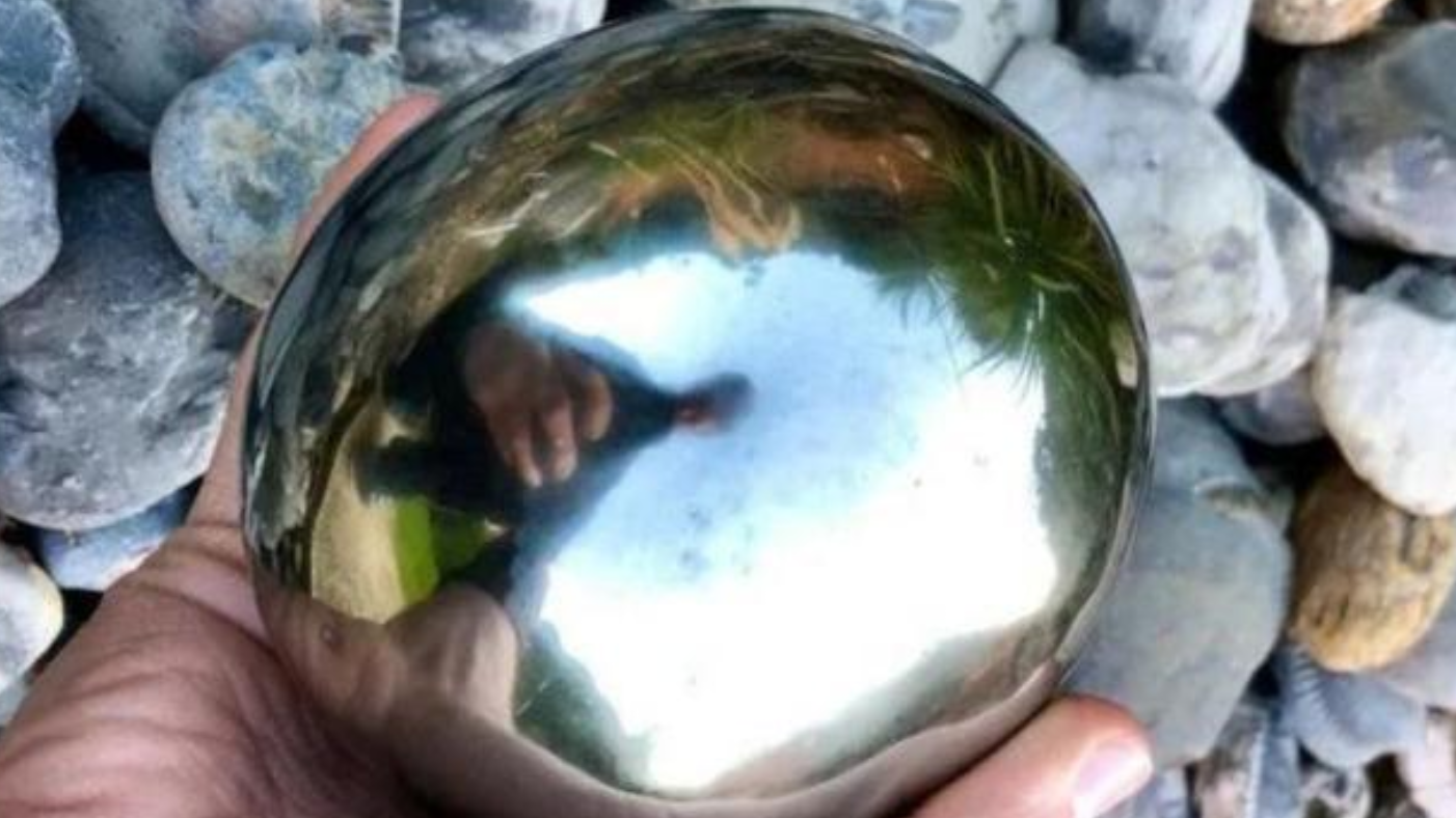 闪着金光的独特物体被发现,外表圆润光滑,它出自大自然之手