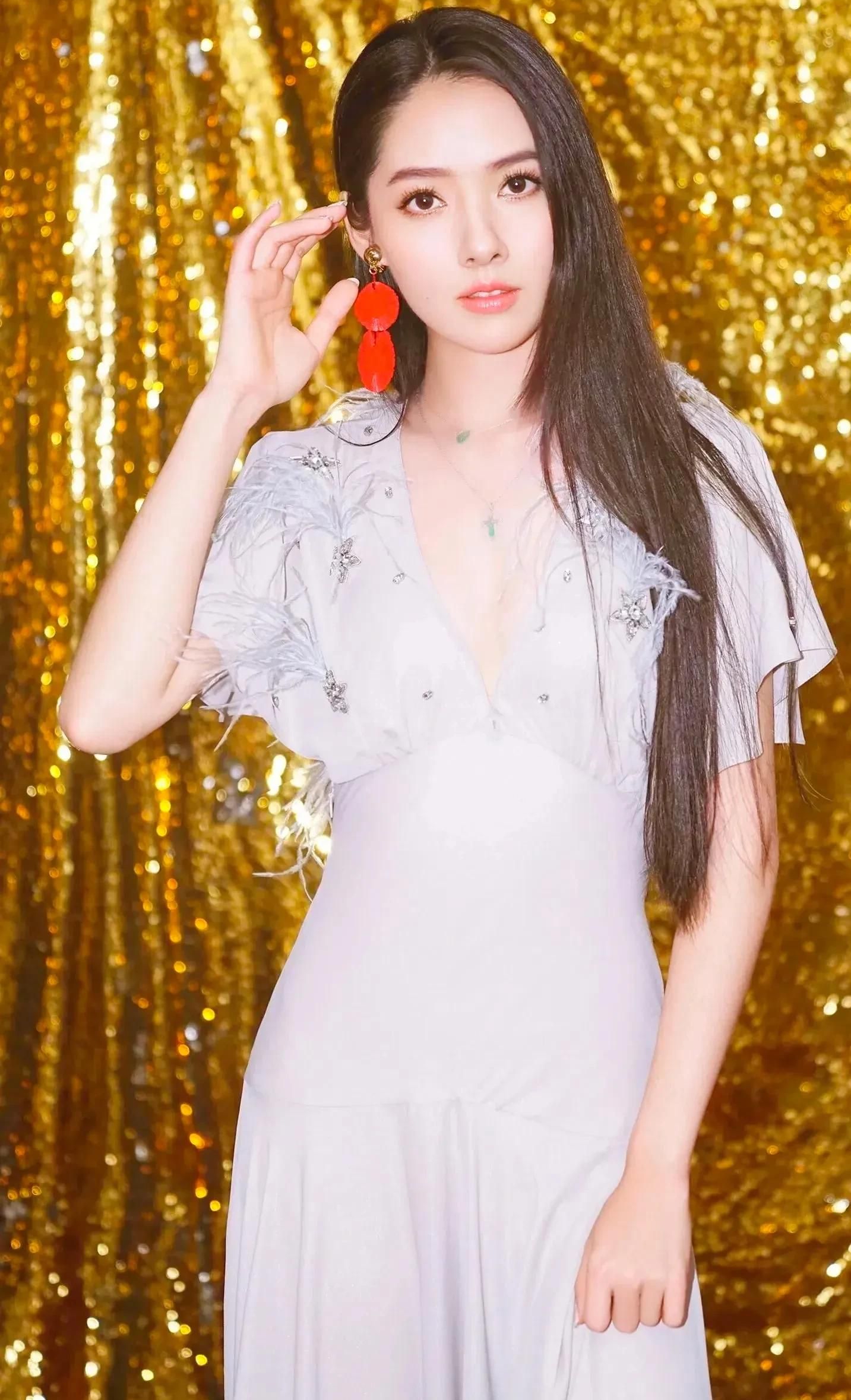 郭碧婷,端庄优雅,身姿迷人的写真!__财经头条