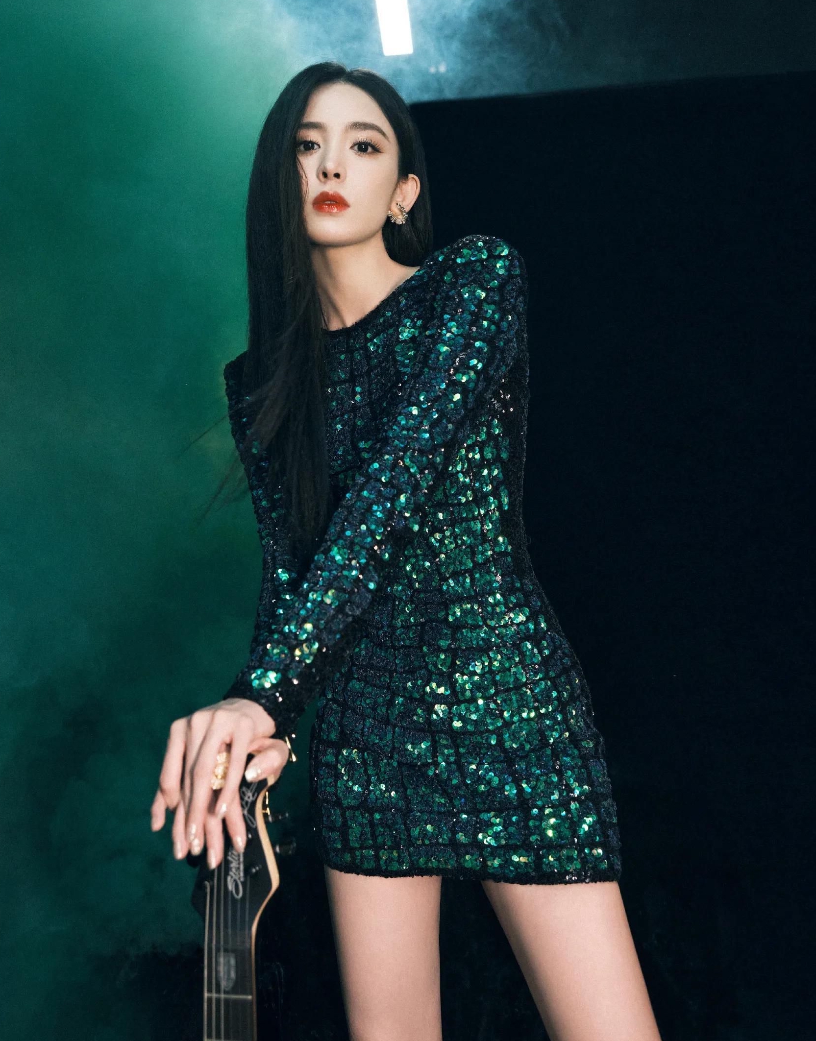 古力娜扎的一袭绿色亮片裙,身材窈窕,曼妙多姿!