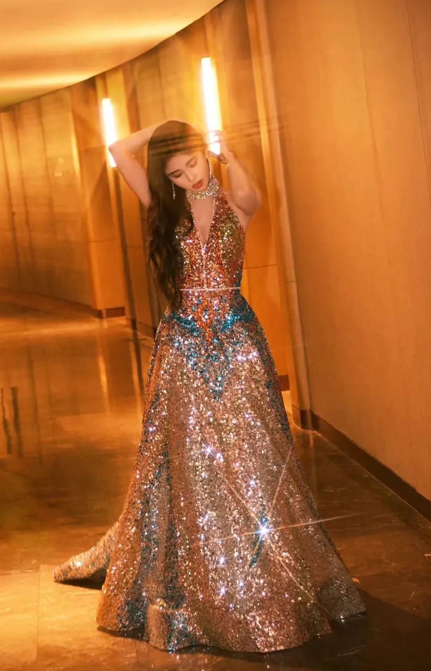 鞠婧祎鎏金露背长裙造型一身亮片高贵又美艳楚楚动人