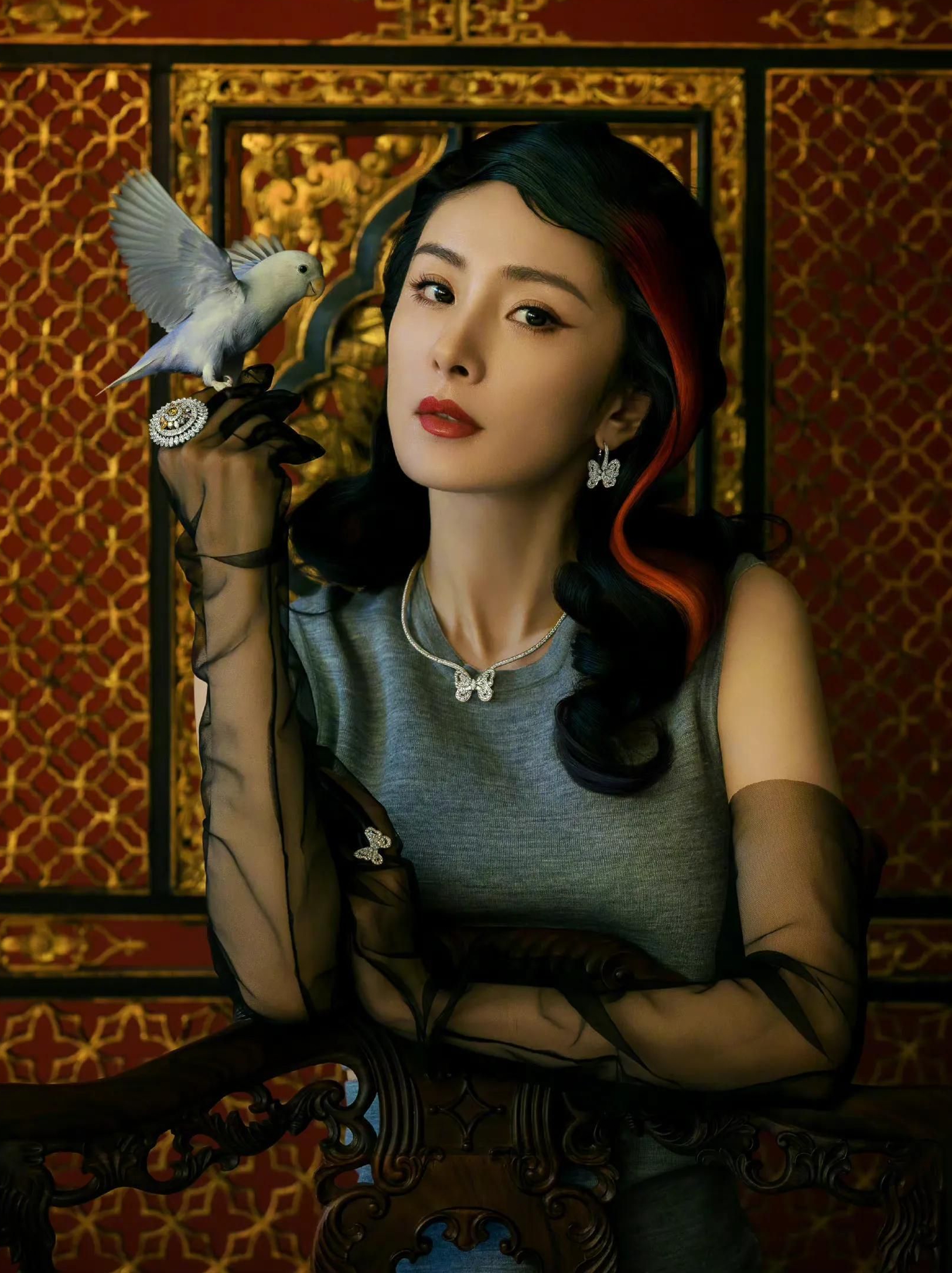 杨幂复古国风芭莎大片,穿吊带红裙配黑丝妖娆妩媚,风情万种!