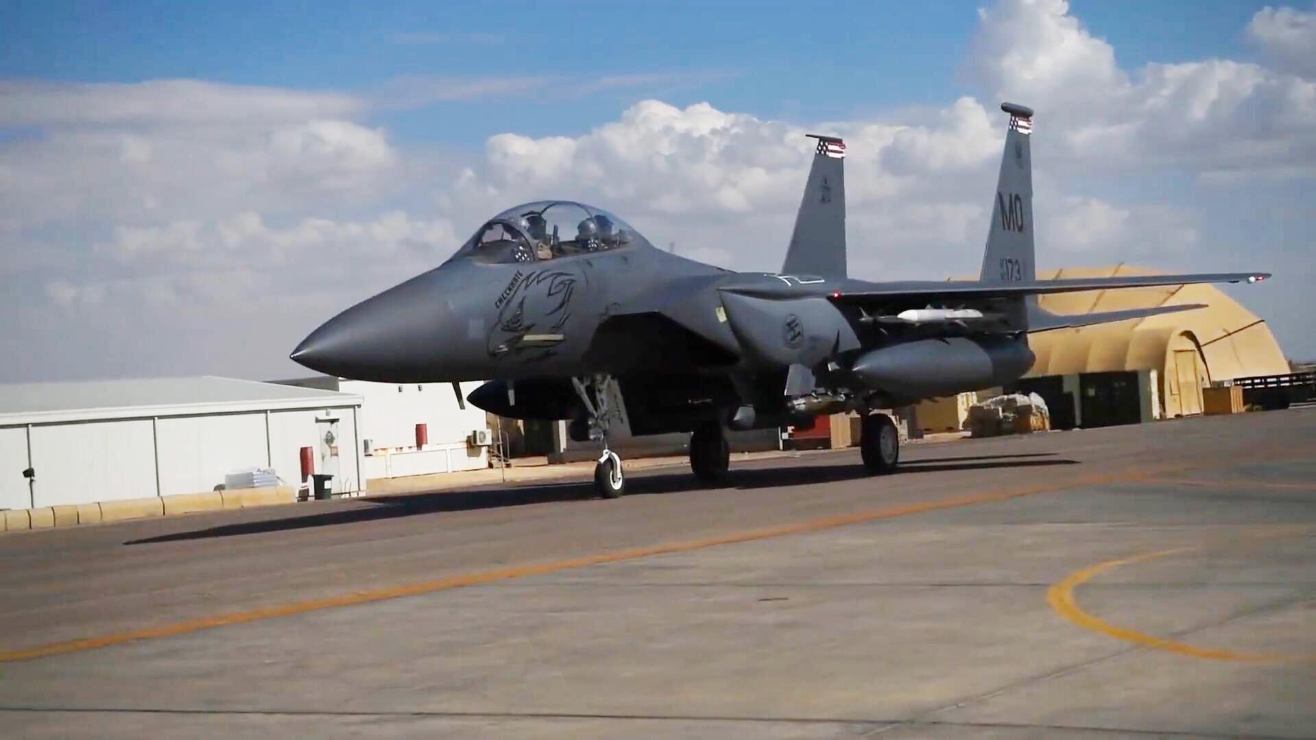 美國空軍f-15鷹式戰鬥機,在空軍基地執行起降作業!