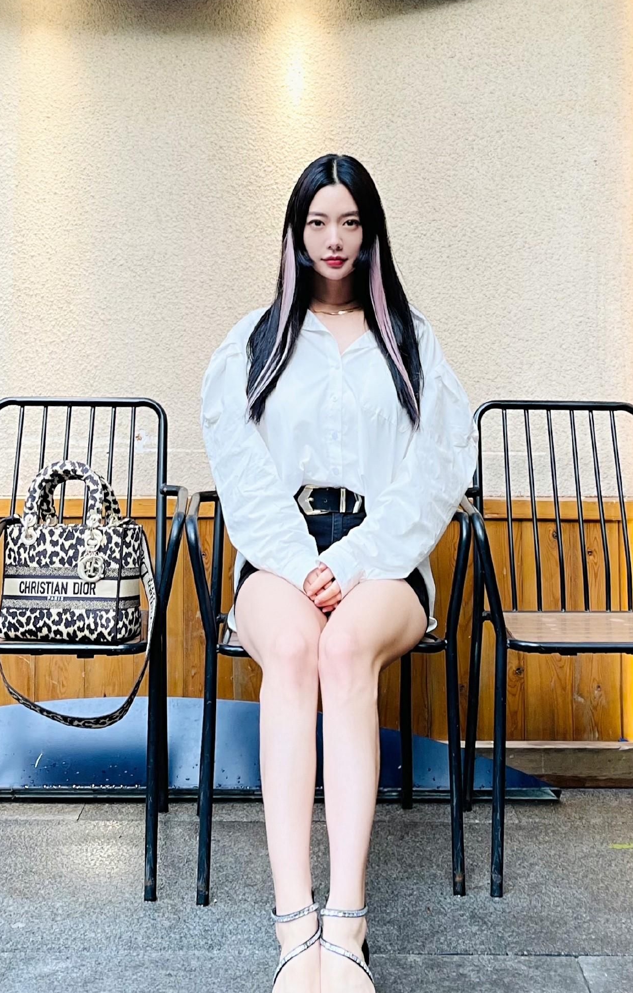 李成敏身材高挑肤白,腿长貌美,惊艳迷人!