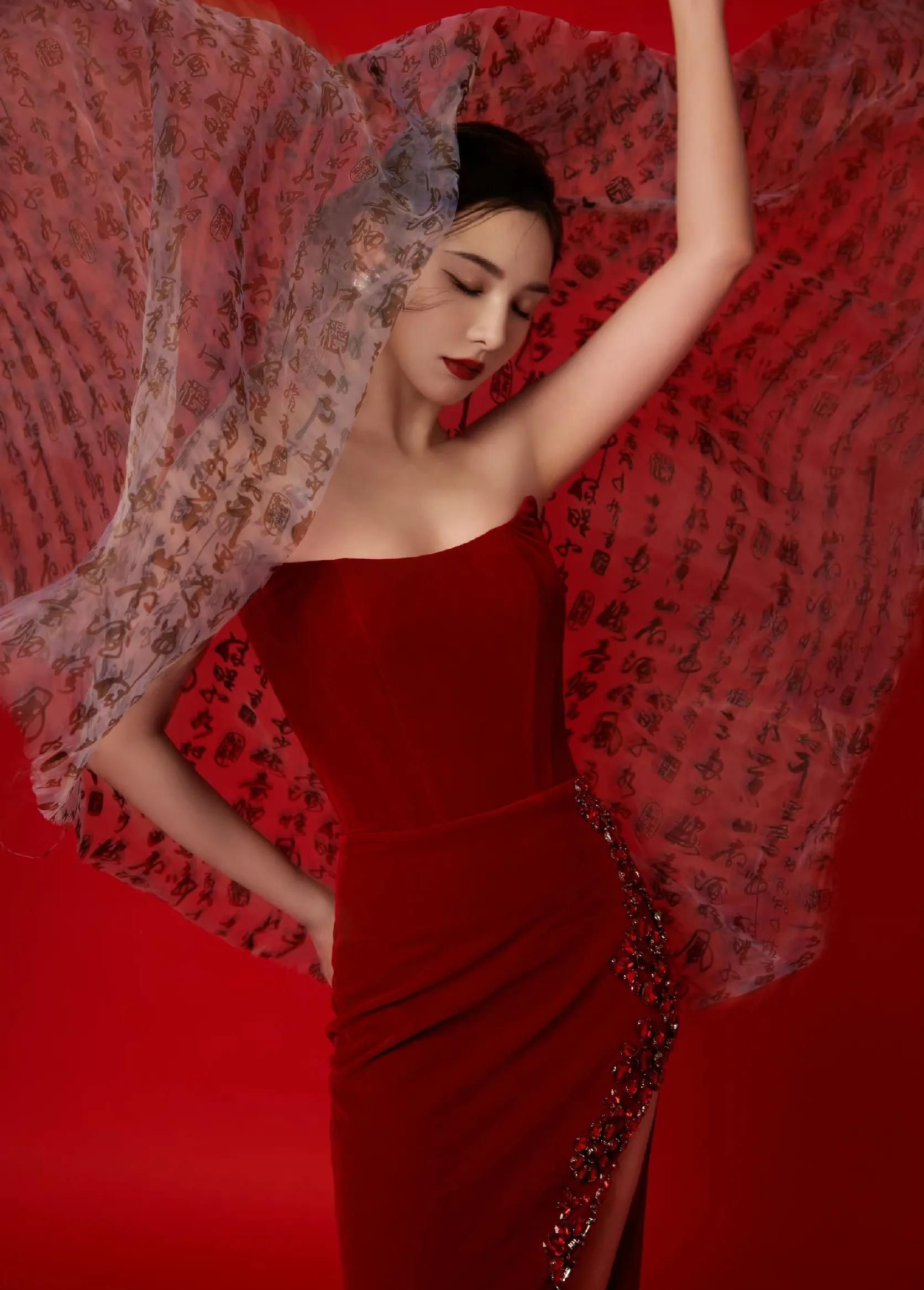 彭小苒穿抹胸红裙身材丰满,红唇烈焰,霸气美艳,明艳动人!