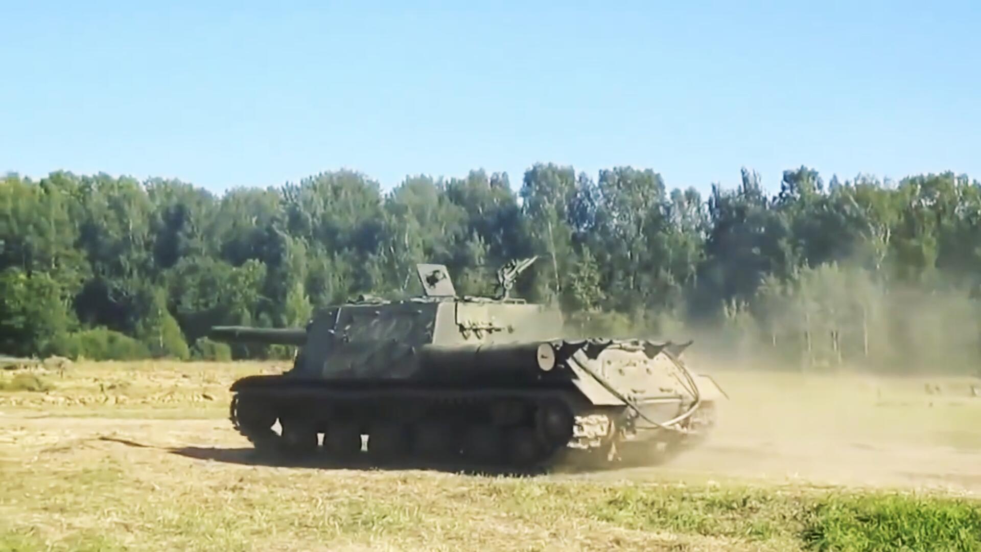 苏联isu-152自行反坦克炮,开放展示时的实弹射击镜头!