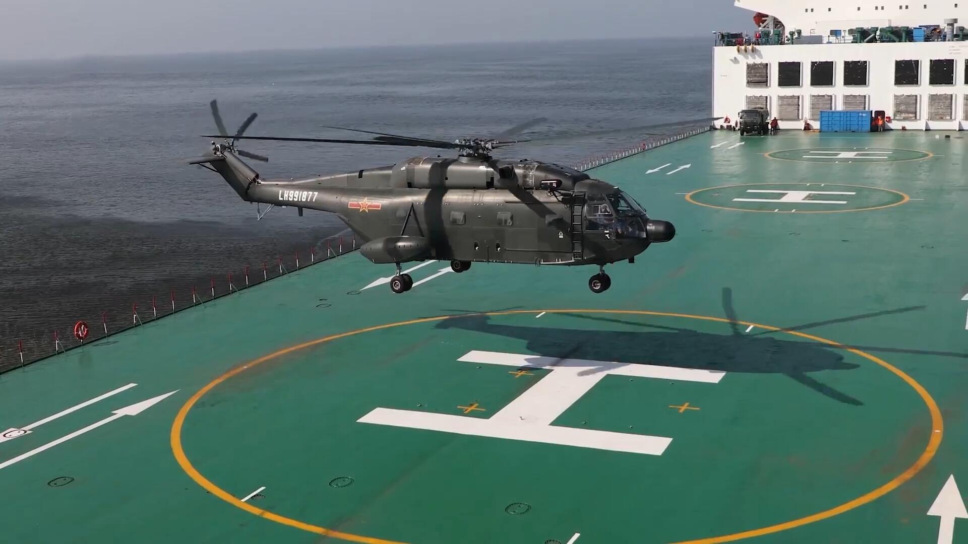 陆军第71集团军某陆航旅组织多型直升机展开海上平台起降训练!