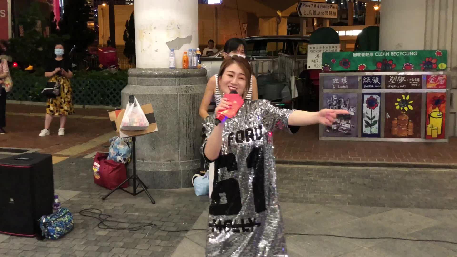 街头艺人大公主芯仪献唱《公虾米 情歌》好听极了