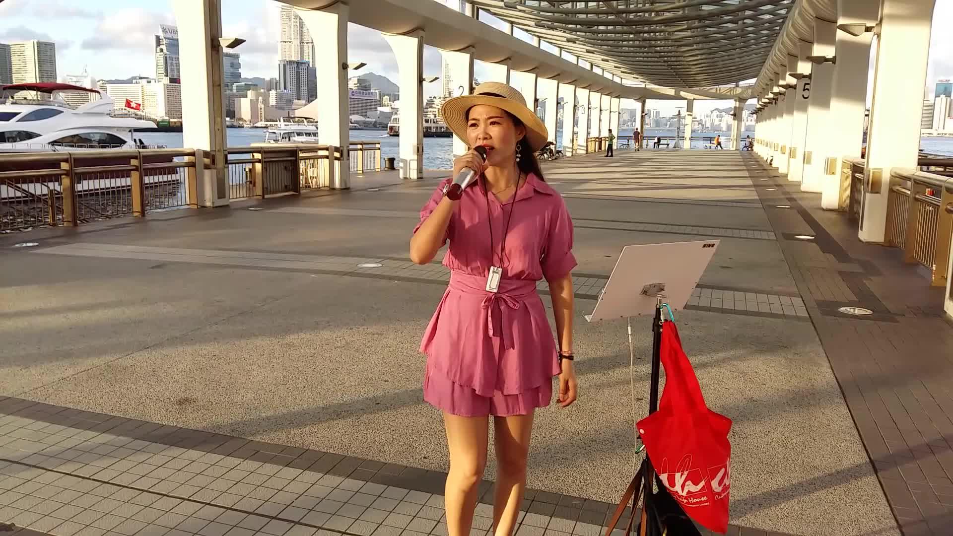 女歌手fiona街头演唱闽南歌曲《金包银》好听极了