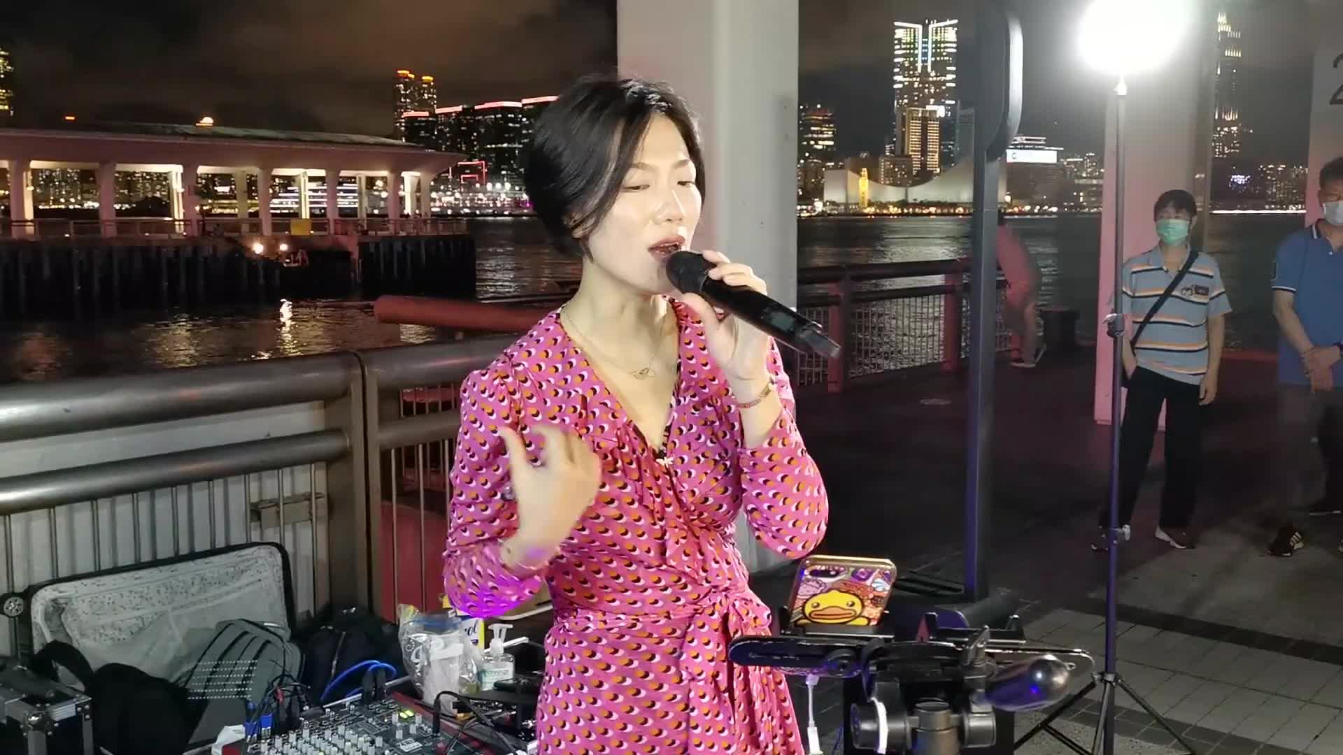 女歌手龙婷演唱粤语歌《明星 / 朋友》,吸引粉丝观看