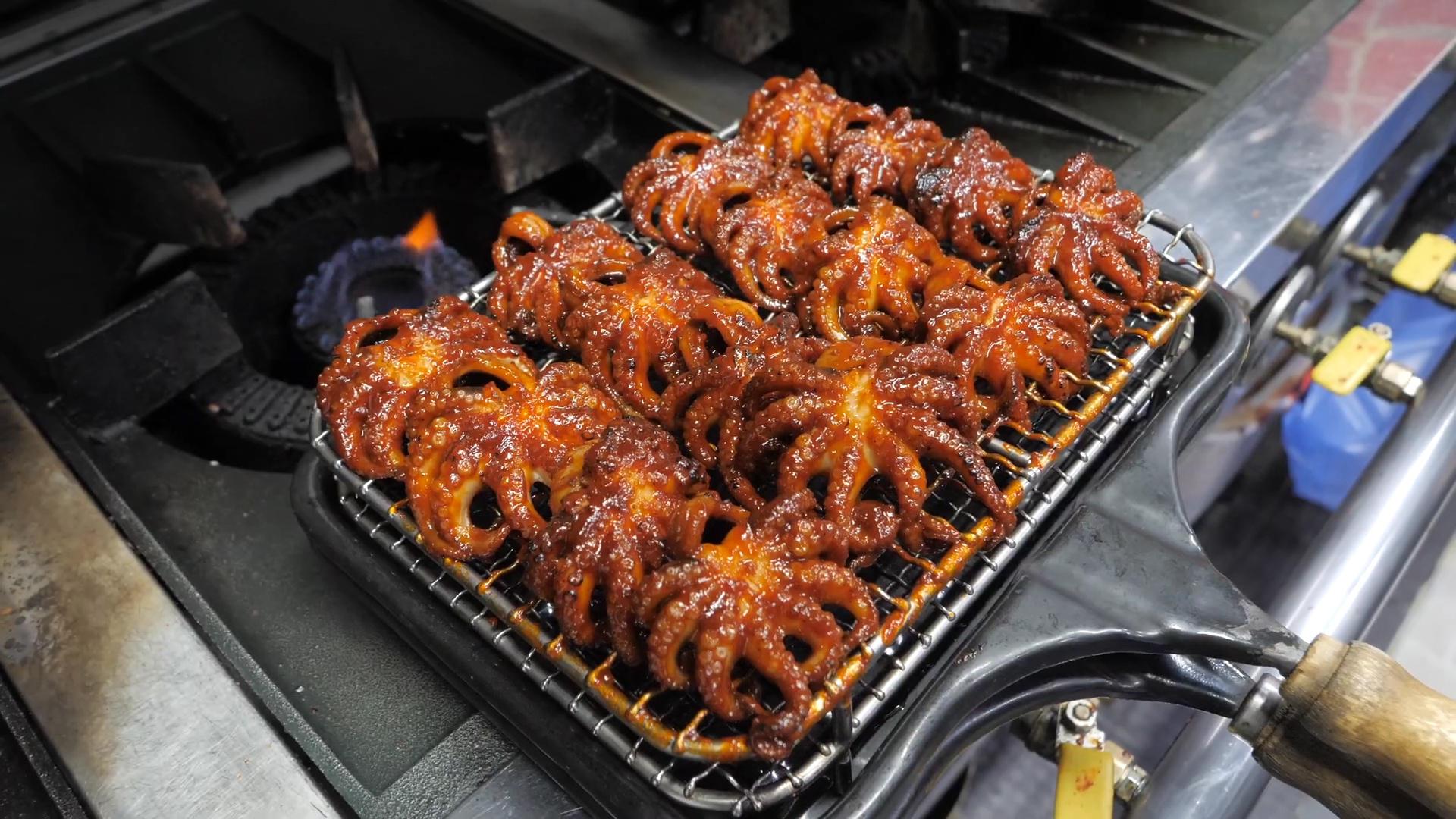 你见过街头烤章鱼吗?一整只章鱼直接放网上烤,软香q弹火爆韩国