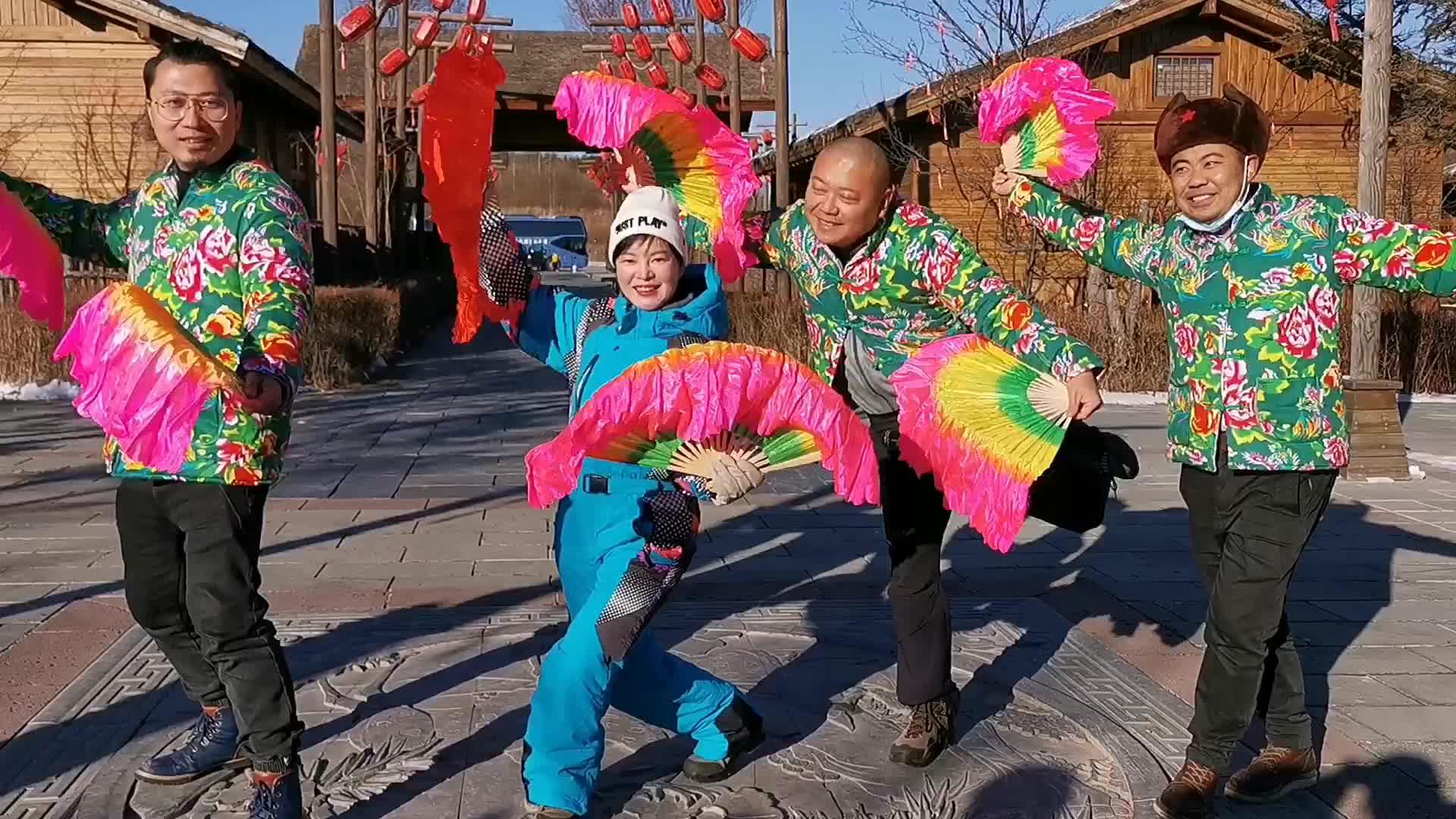 花棉袄vs滑雪服,南妹子与北汉子混搭风东北大秧歌,更喜庆更新鲜