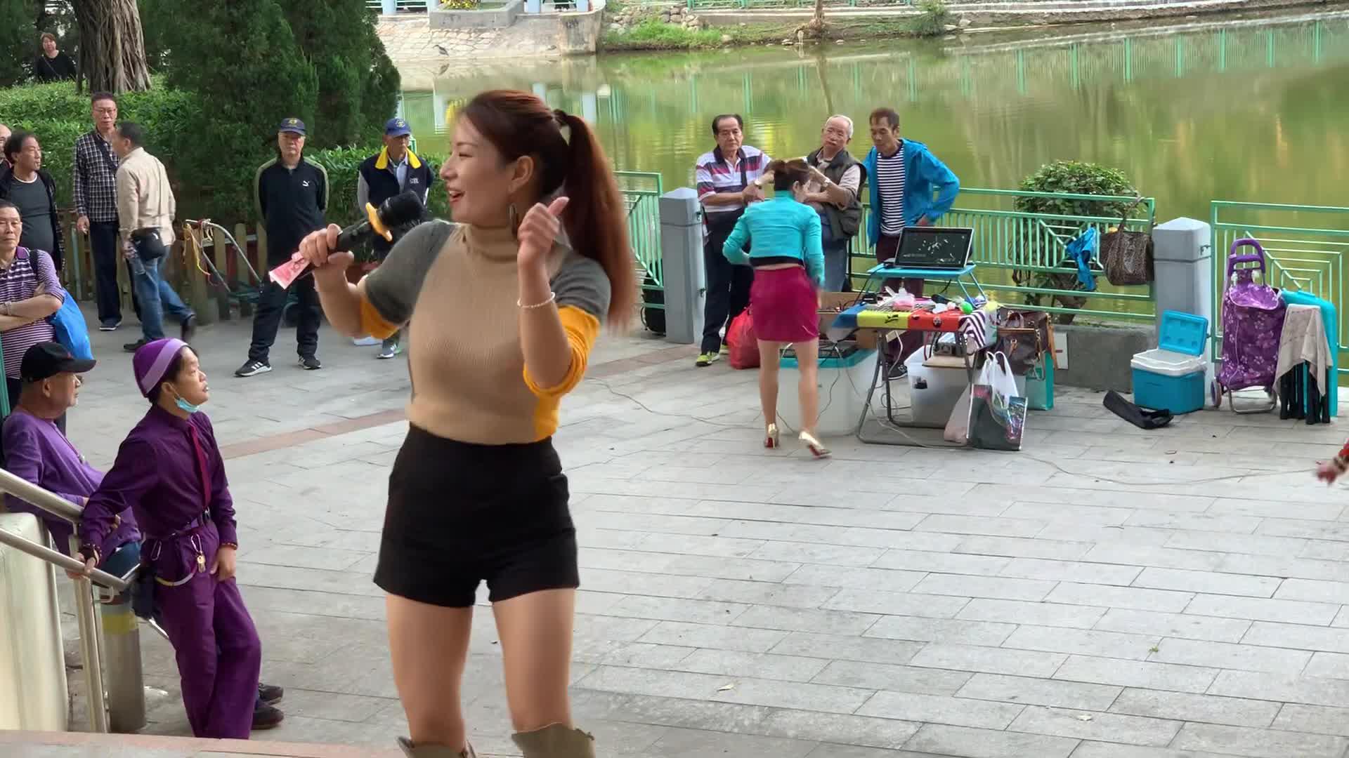 街头艺人妙妙演唱情歌里的你歌声动听观众打赏红包