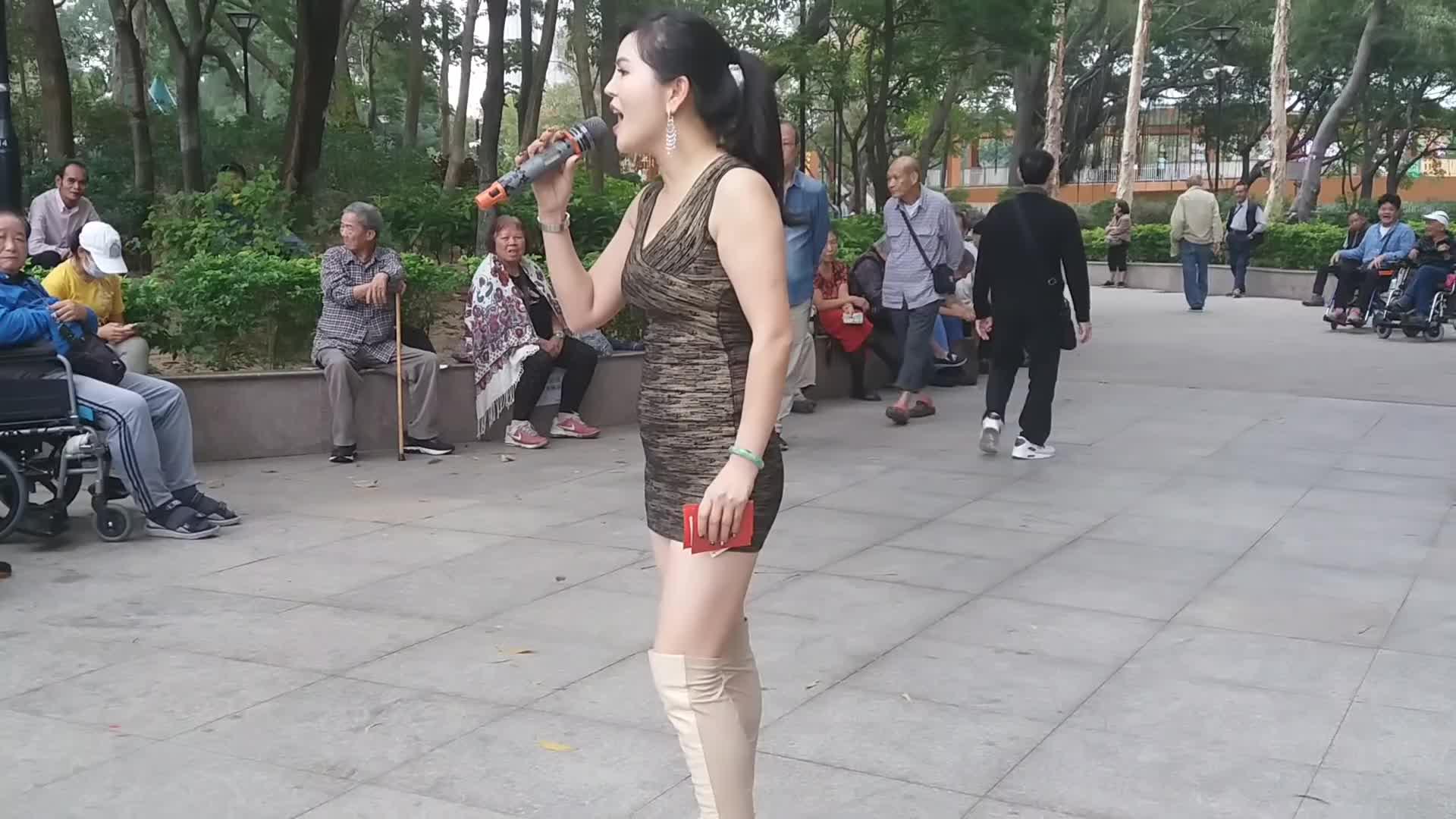 街头艺人小红演唱一首《今天不回家》嗓音高亢好听,引人关注