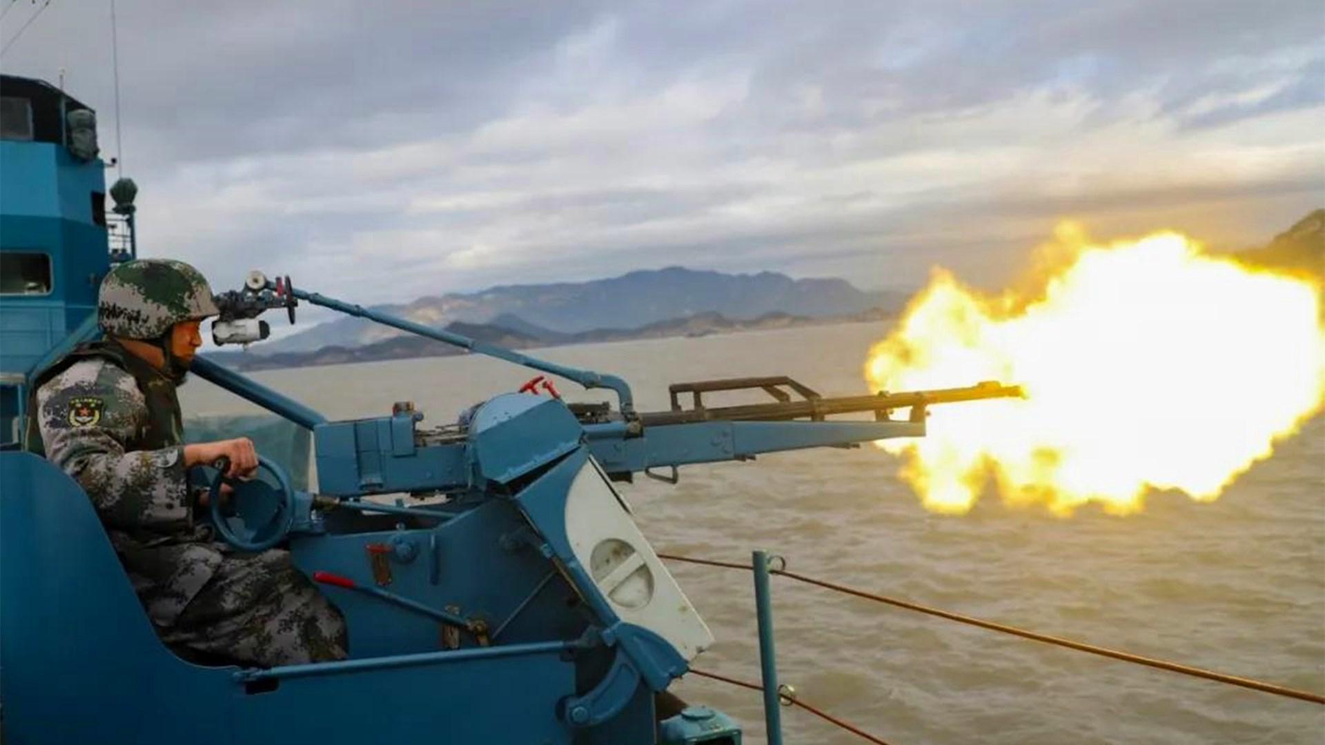 东部战区海防某旅在祖国东南海域实弹射击,看着就过瘾!