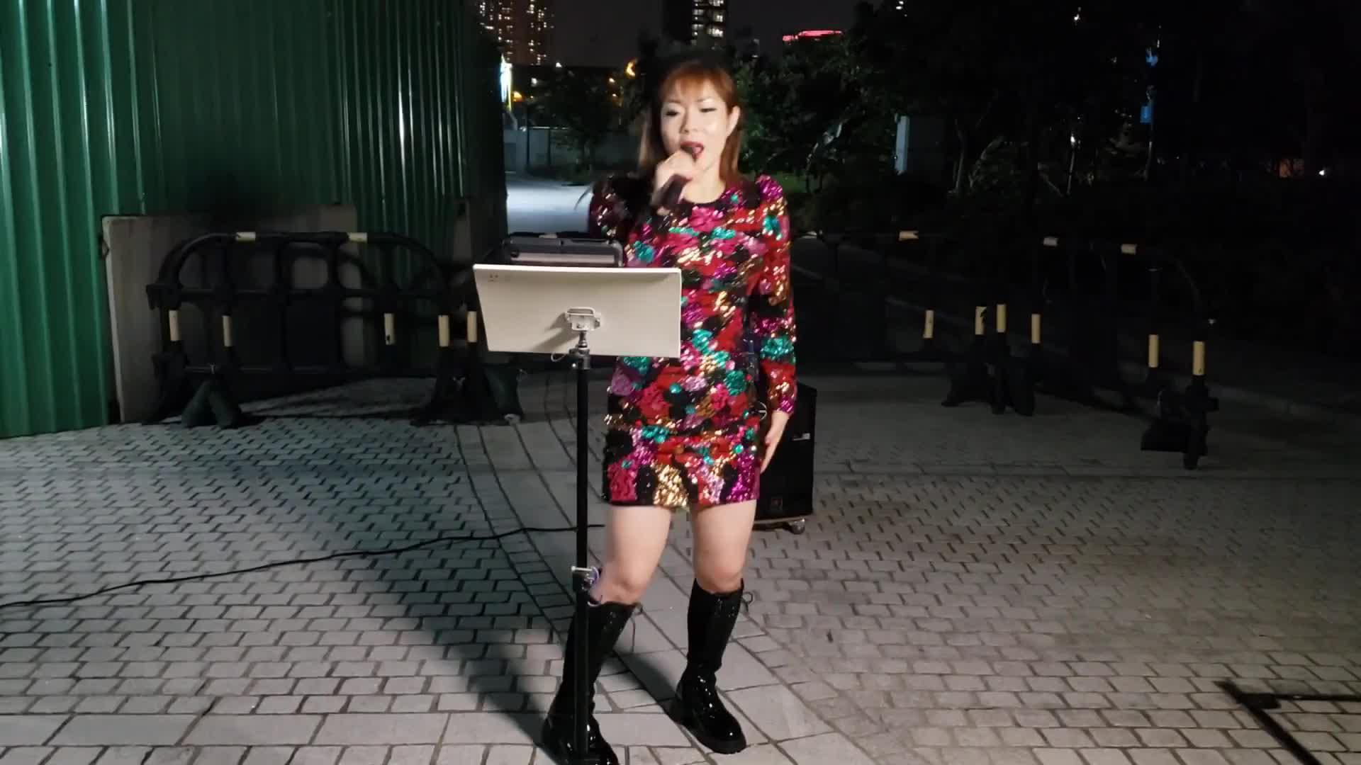 香港街头女歌手芯妮图片