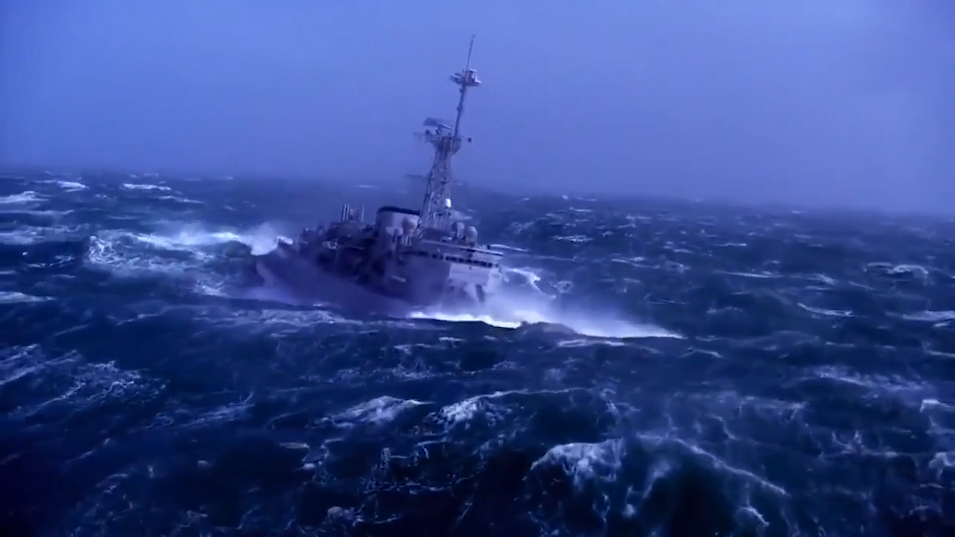 舰船在海上遇到特大风浪,舰长沉着应对,乘风破浪一路惊险前进