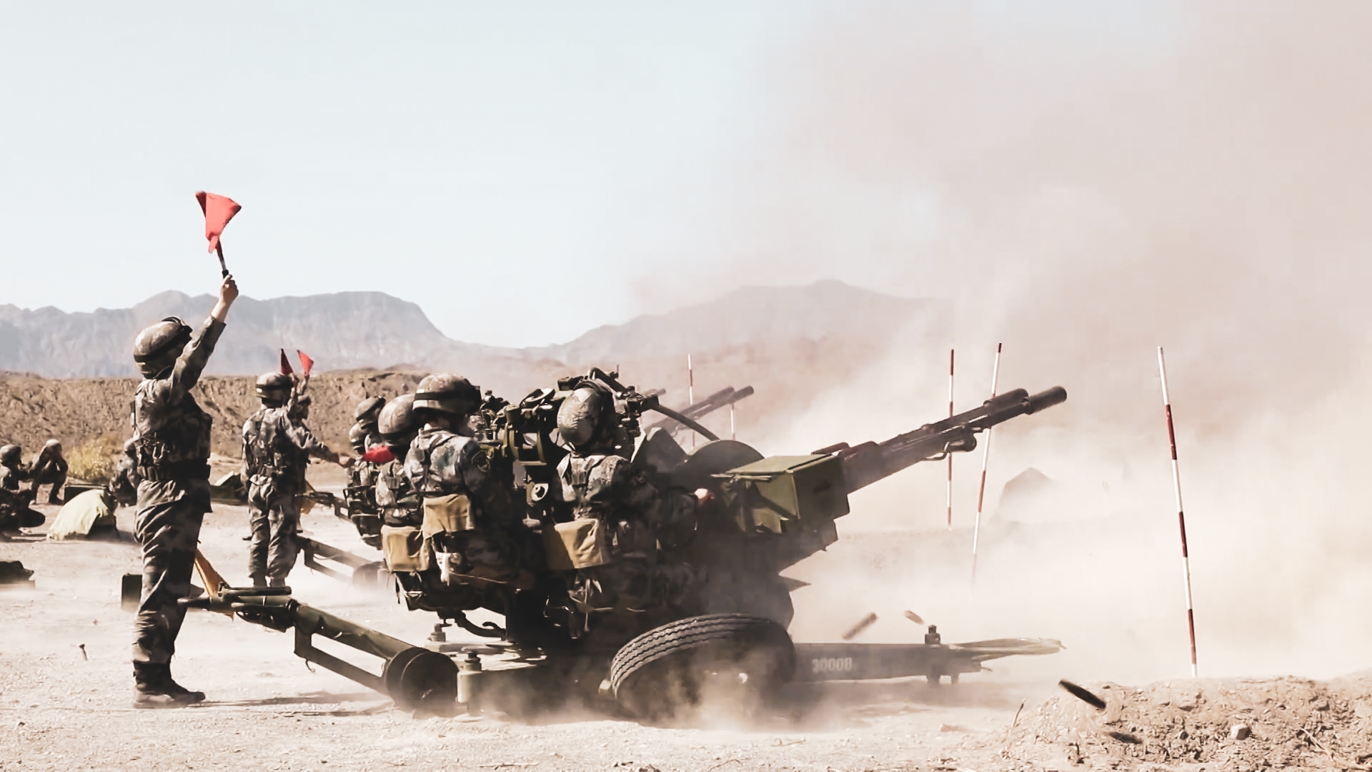 女子高炮排高原实弹射击演练,与其他各炮组精准击毁目标!