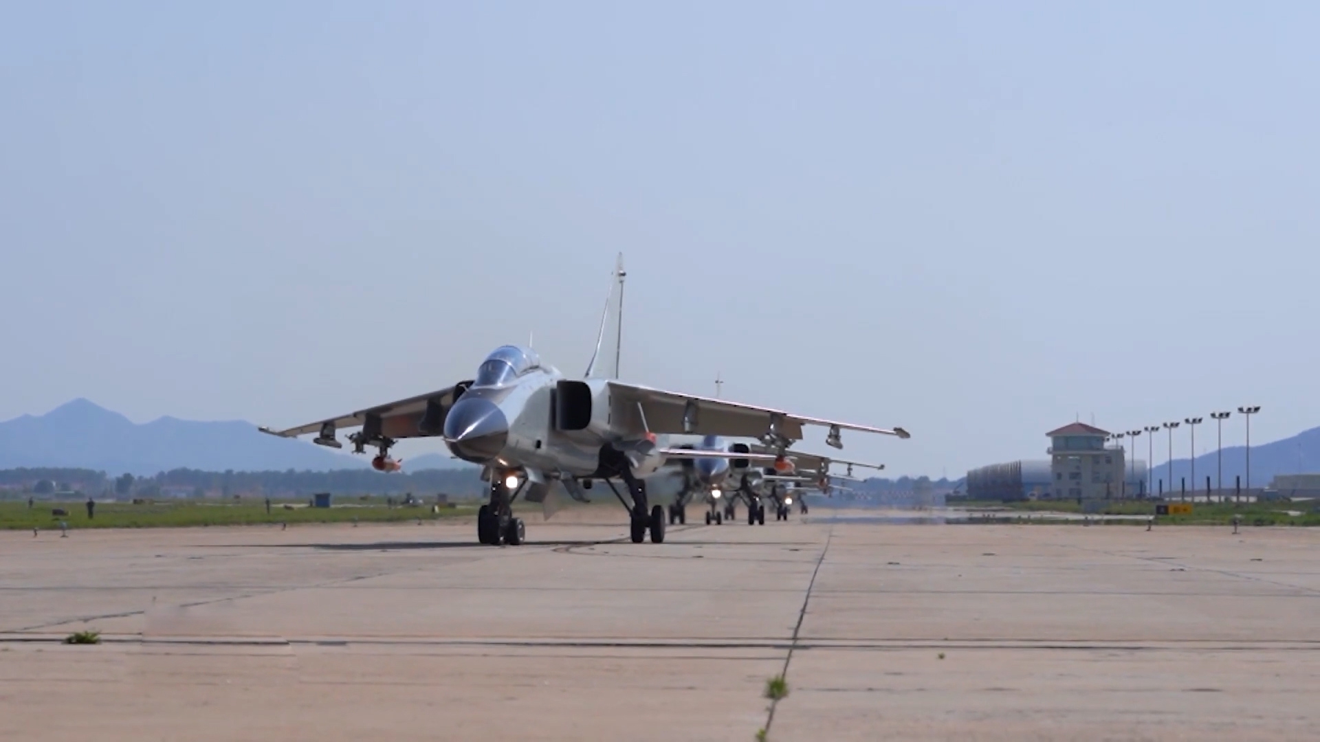 北部战区海军航空兵歼击轰炸机跨昼夜实弹实射训练!