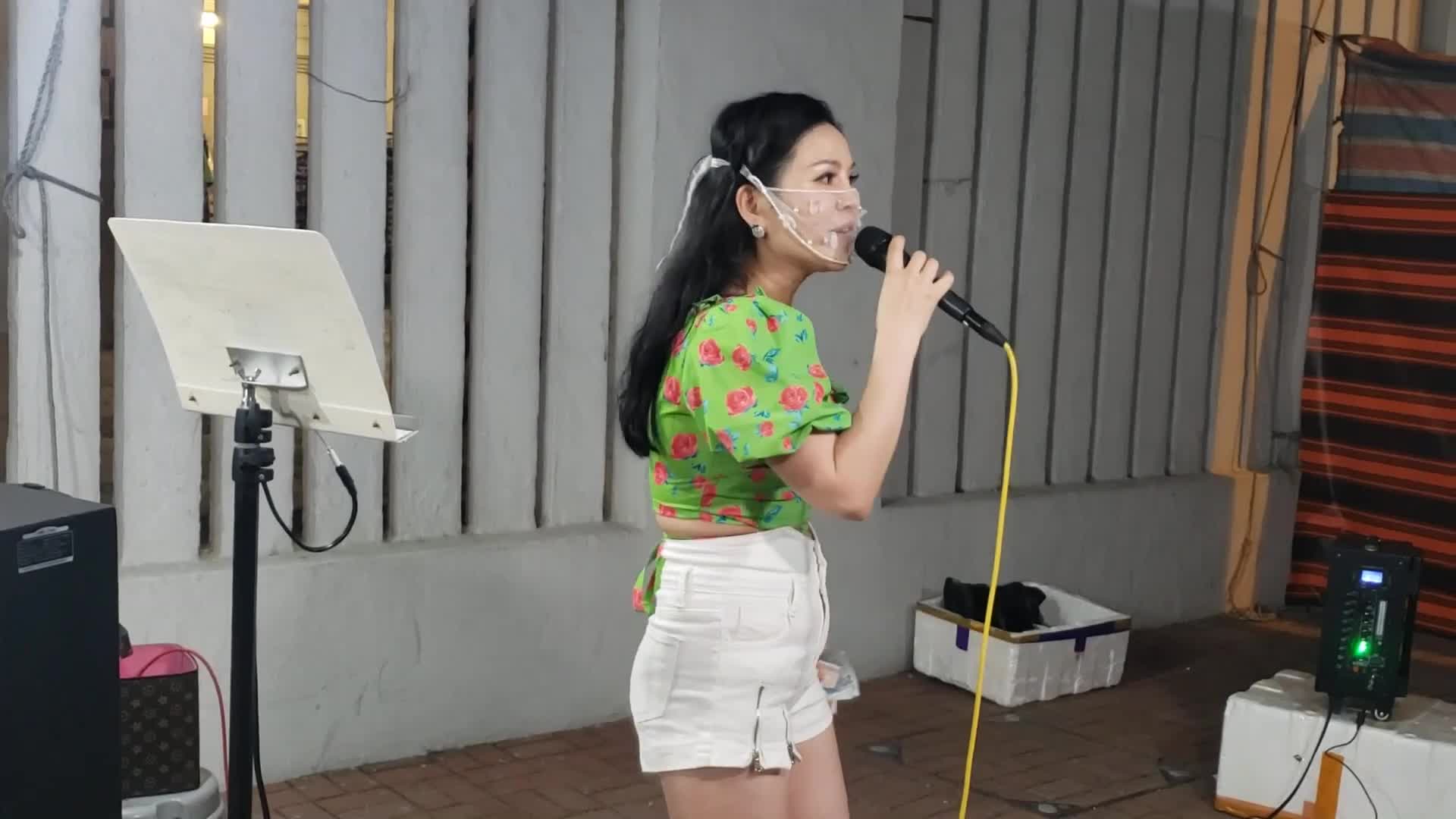 美女歌手小红深情演唱刀郎歌曲《冲动的惩罚》好听极了,粉丝打赏