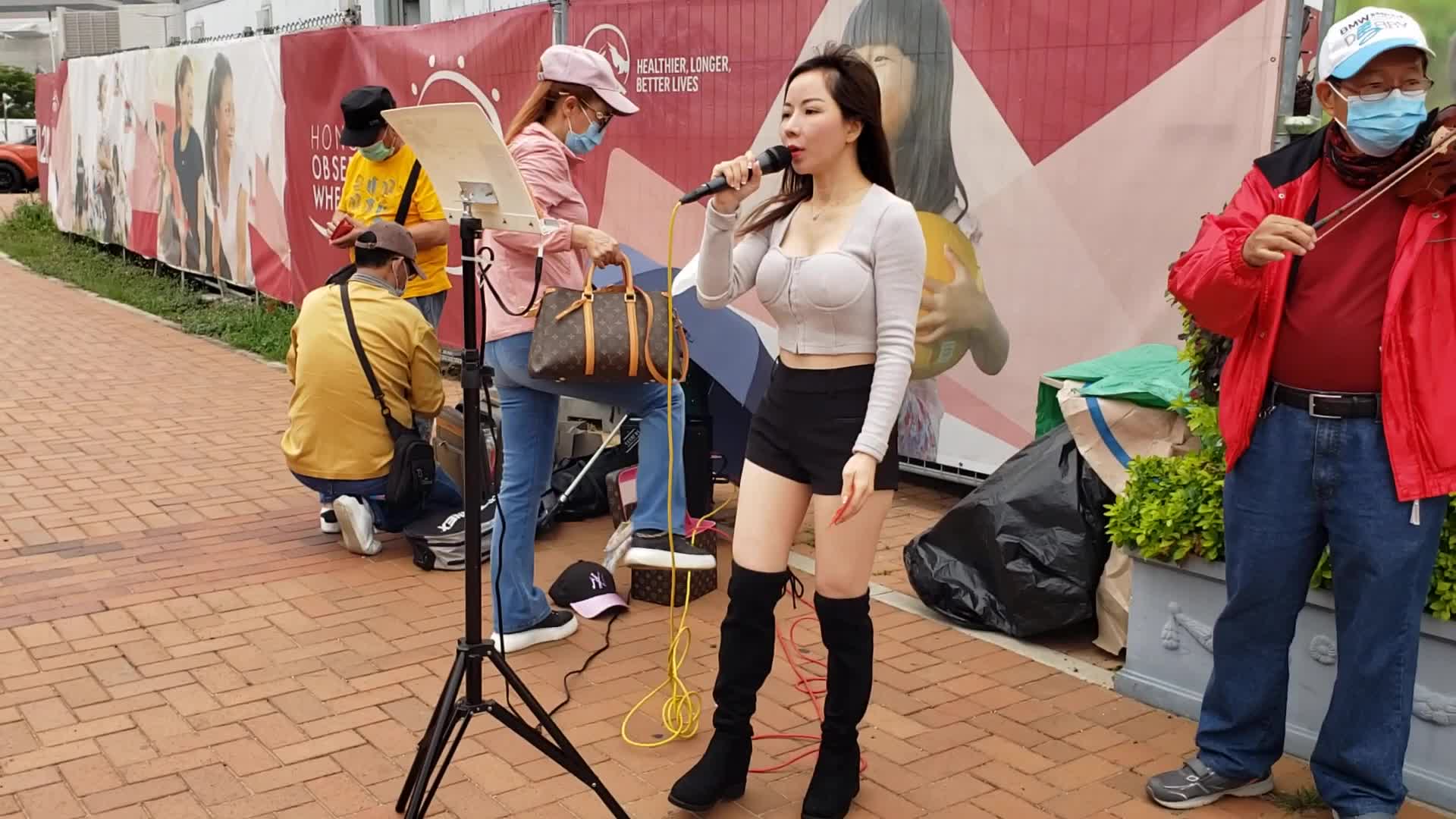 街头艺人小玲珑歌唱《你怎么说》经典好听,粉丝打赏红包钞票