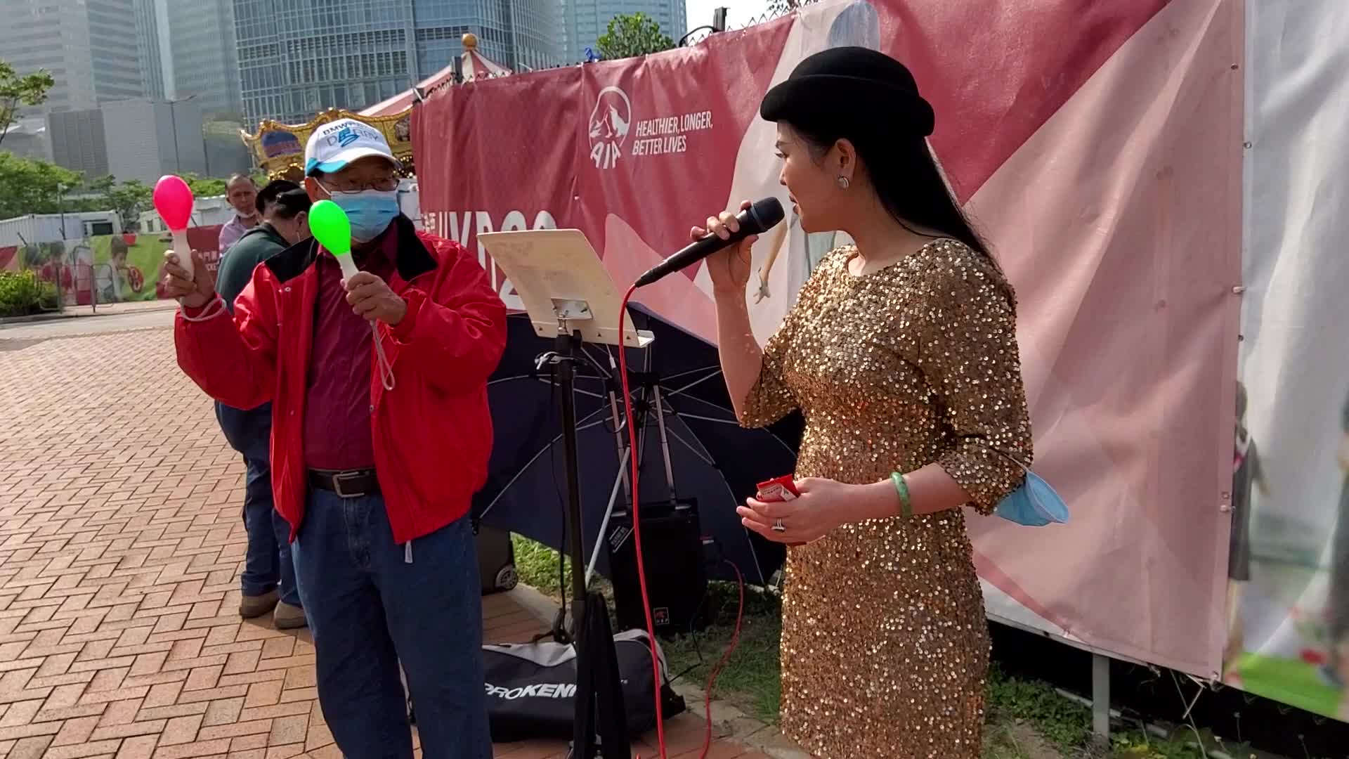 美女歌手小红街头演唱一首《亲爱的你在哪里》好听极了