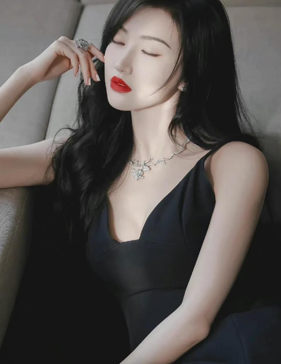 景甜人间富贵花樱桃小嘴红唇烈焰美艳动人